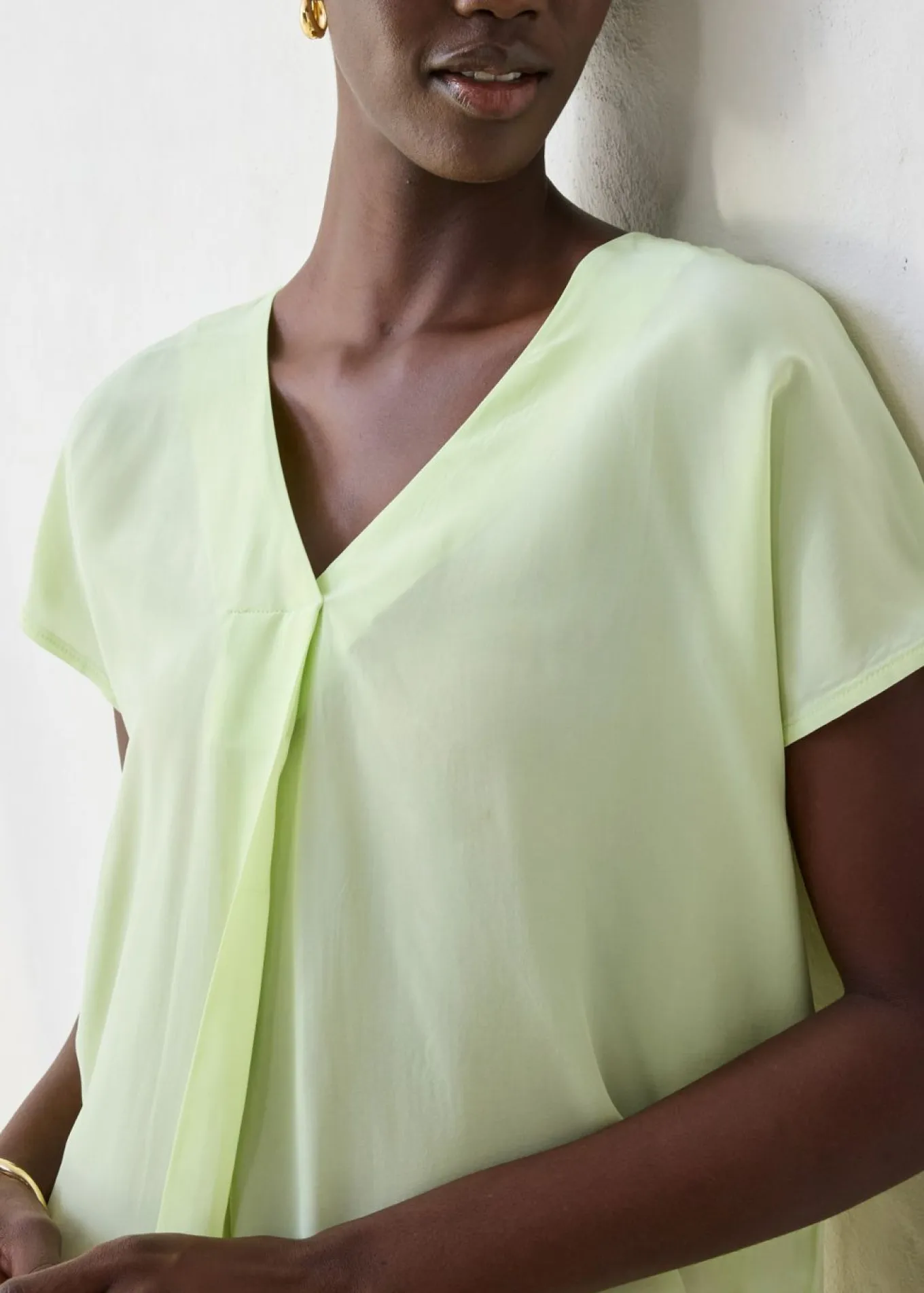 Camiseta con contenido de seda e inserto de tejido