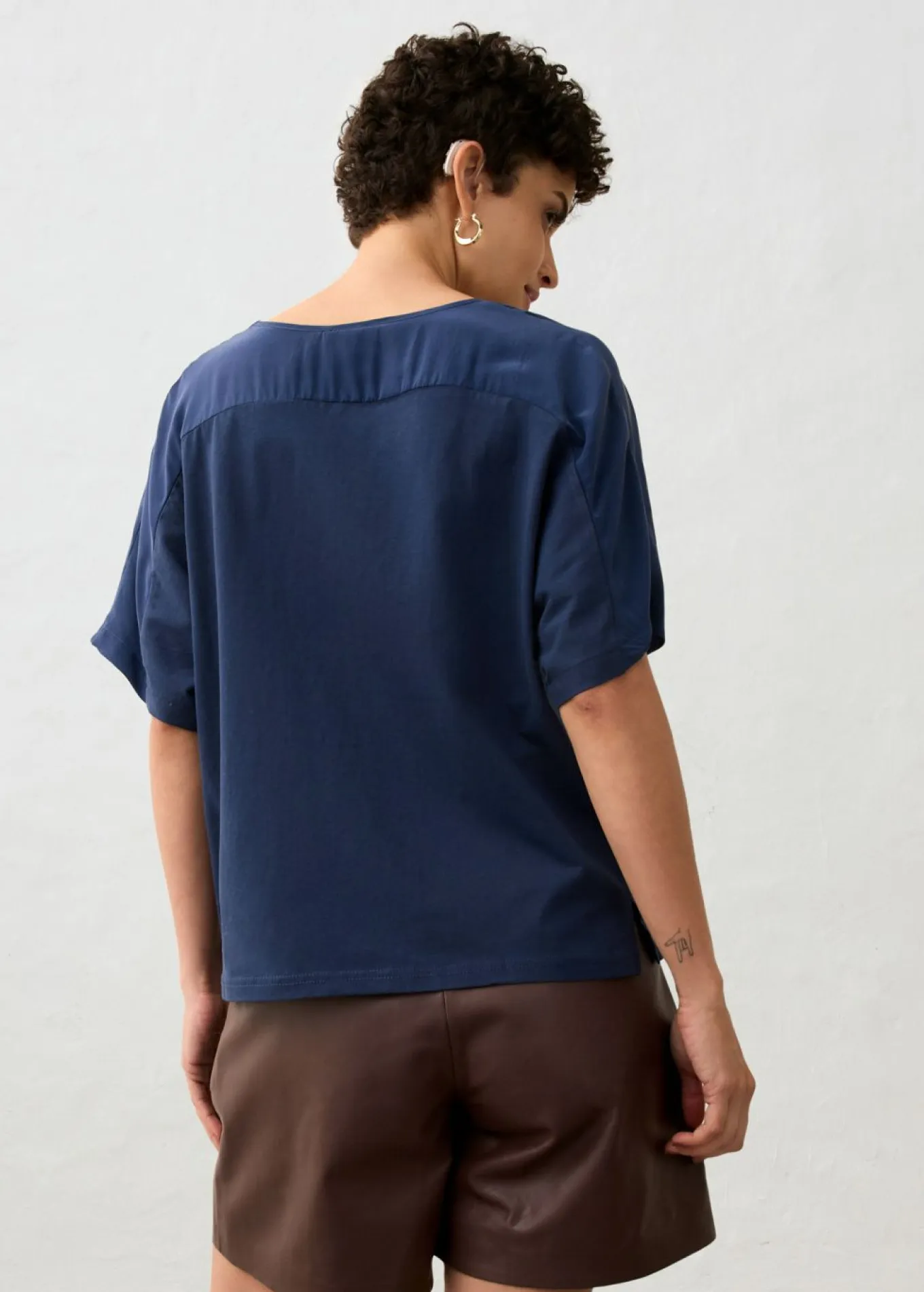 Camiseta con contenido de seda e inserto de tejido