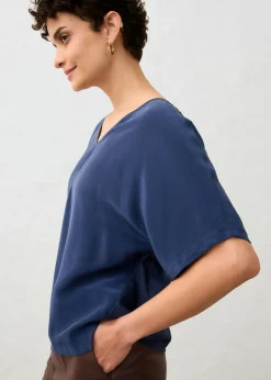 Camiseta con contenido de seda e inserto de tejido