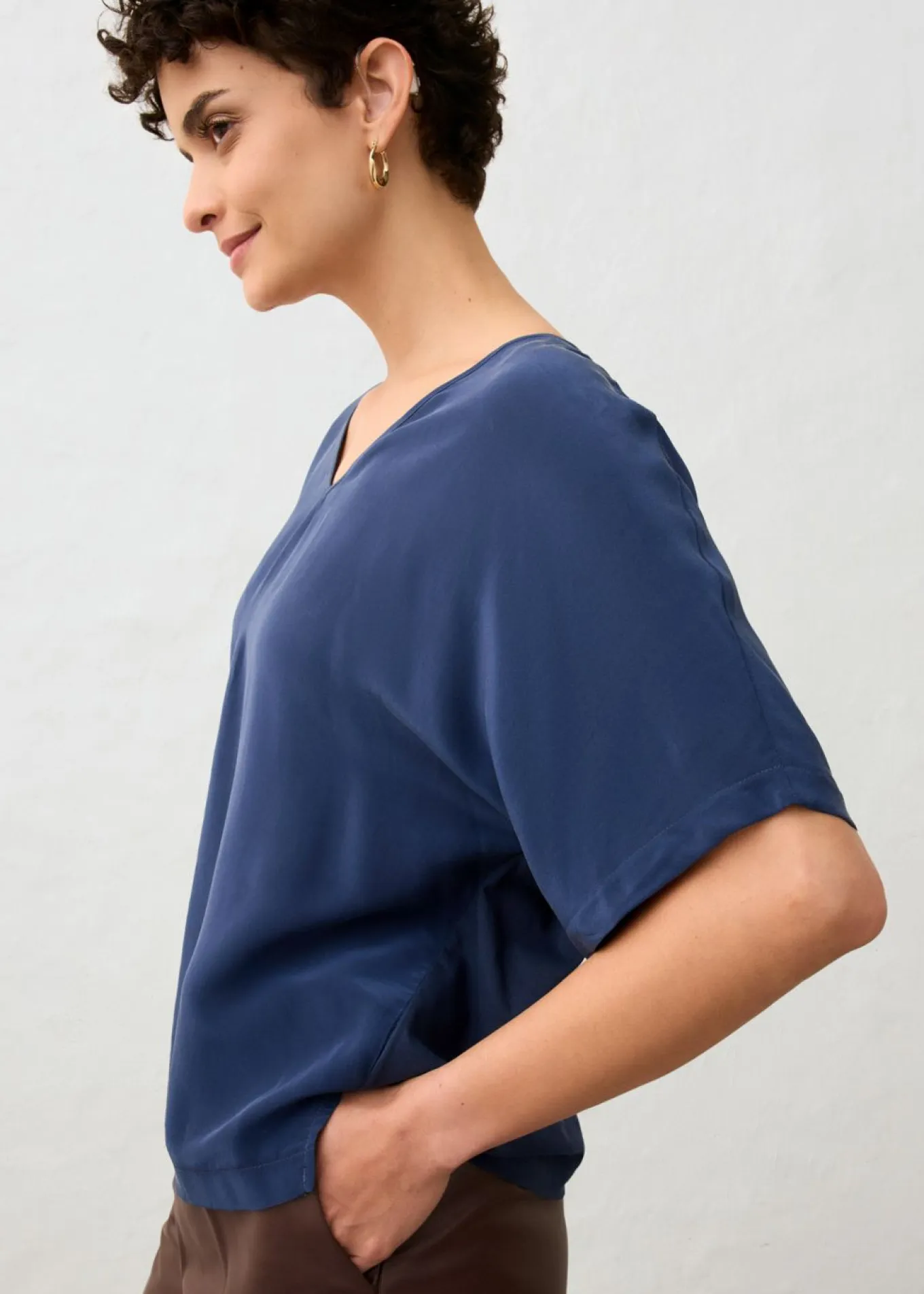 Camiseta con contenido de seda e inserto de tejido