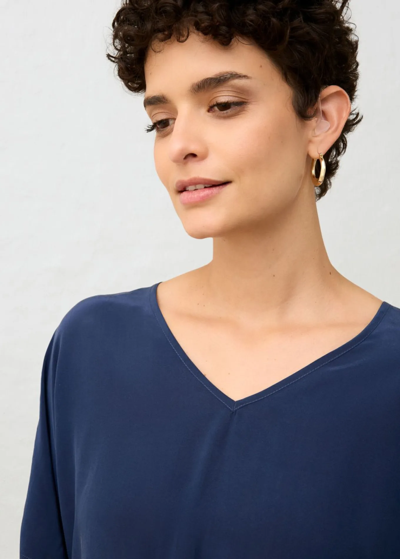 Camiseta con contenido de seda e inserto de tejido