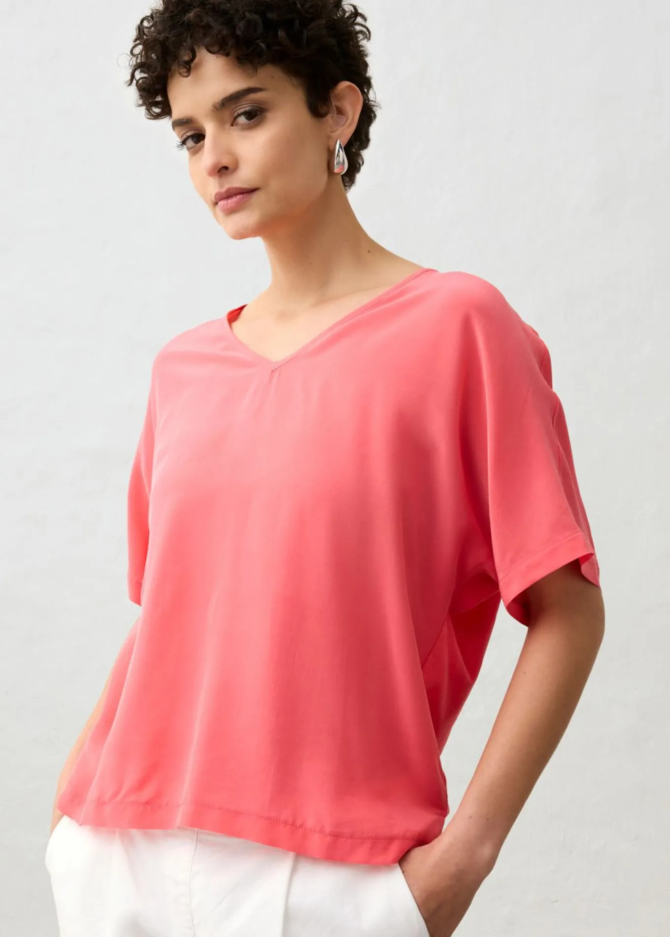 Camiseta con contenido de seda e inserto de tejido