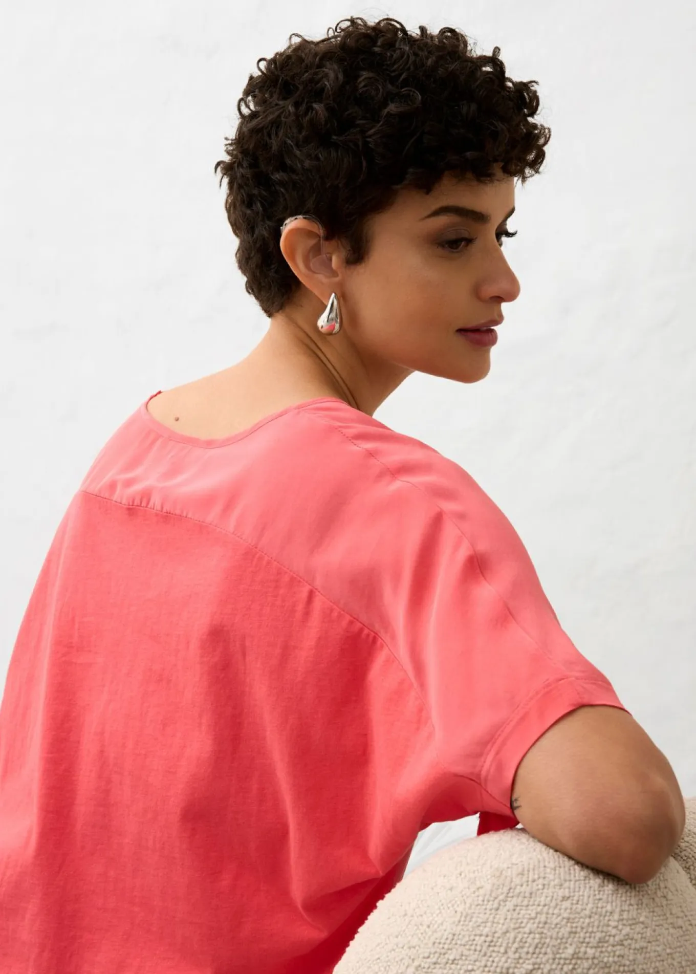 Camiseta con contenido de seda e inserto de tejido