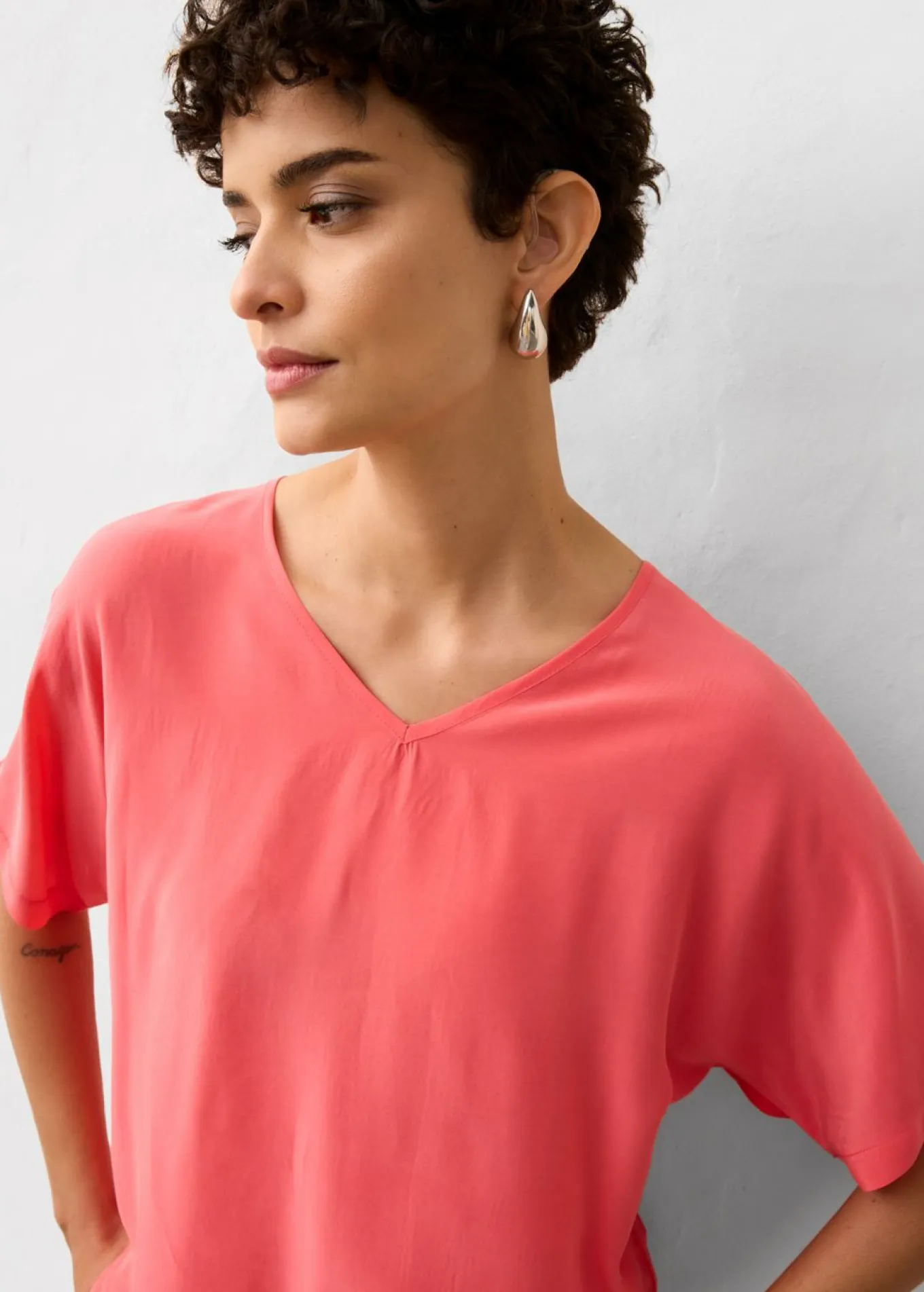 Camiseta con contenido de seda e inserto de tejido