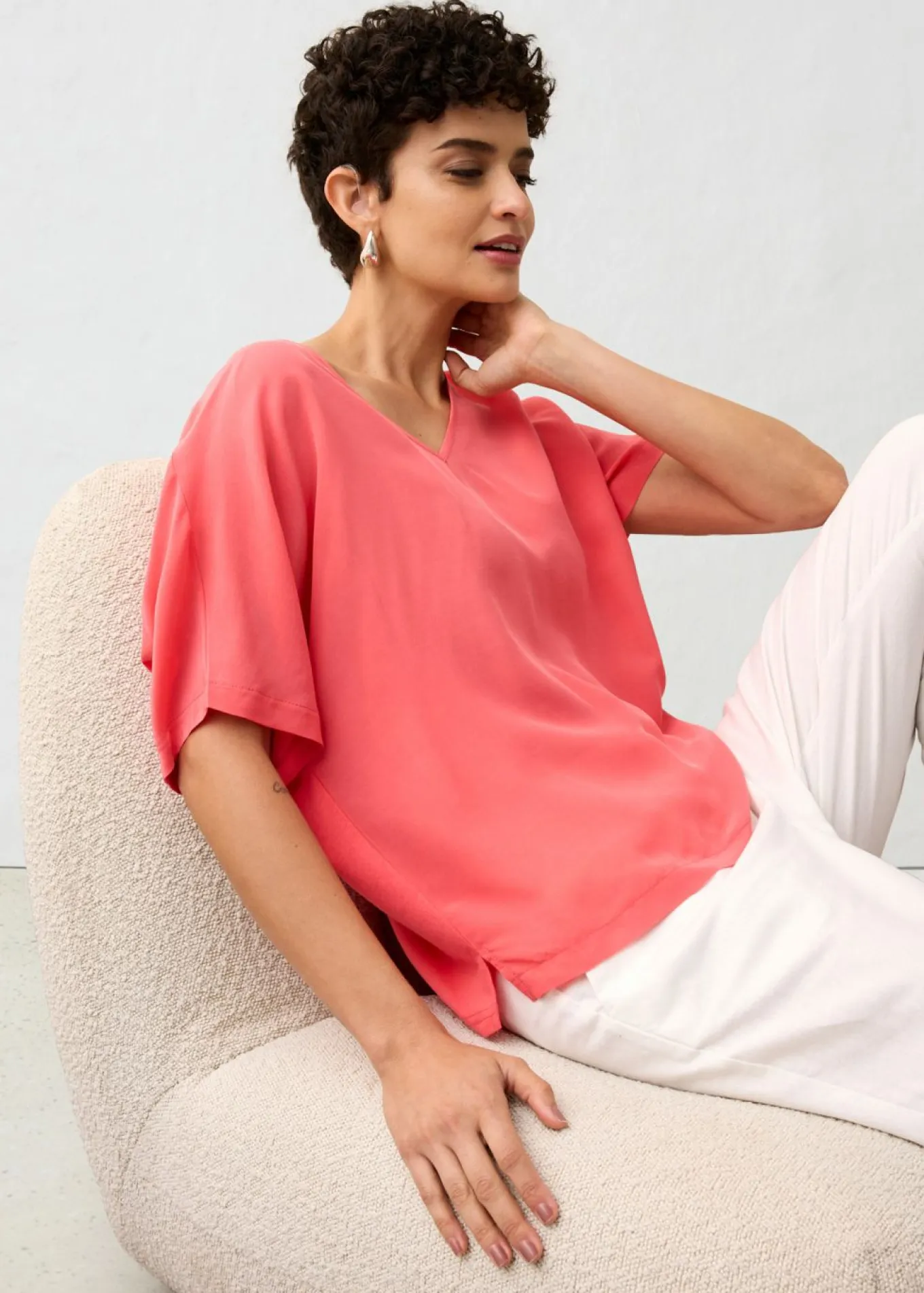 Camiseta con contenido de seda e inserto de tejido