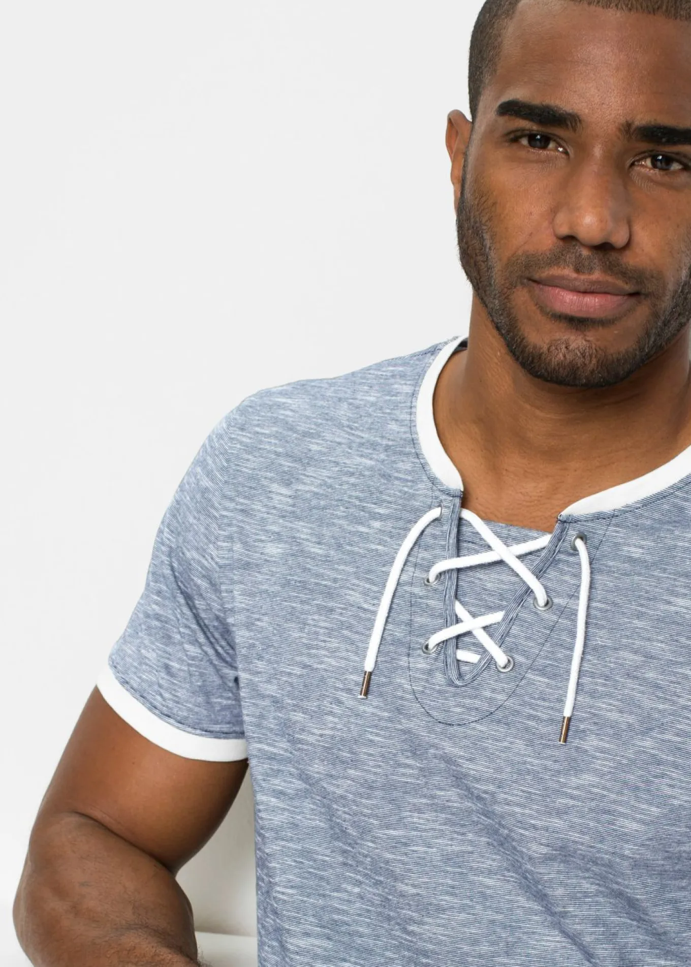 Camiseta con cordones