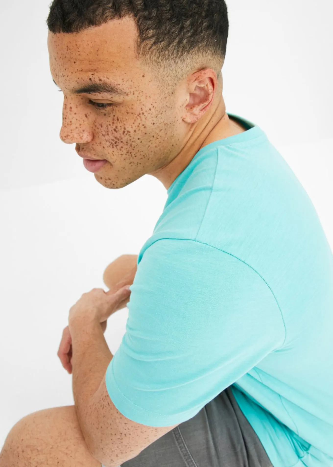 Camiseta con cuello en V de algodón puro