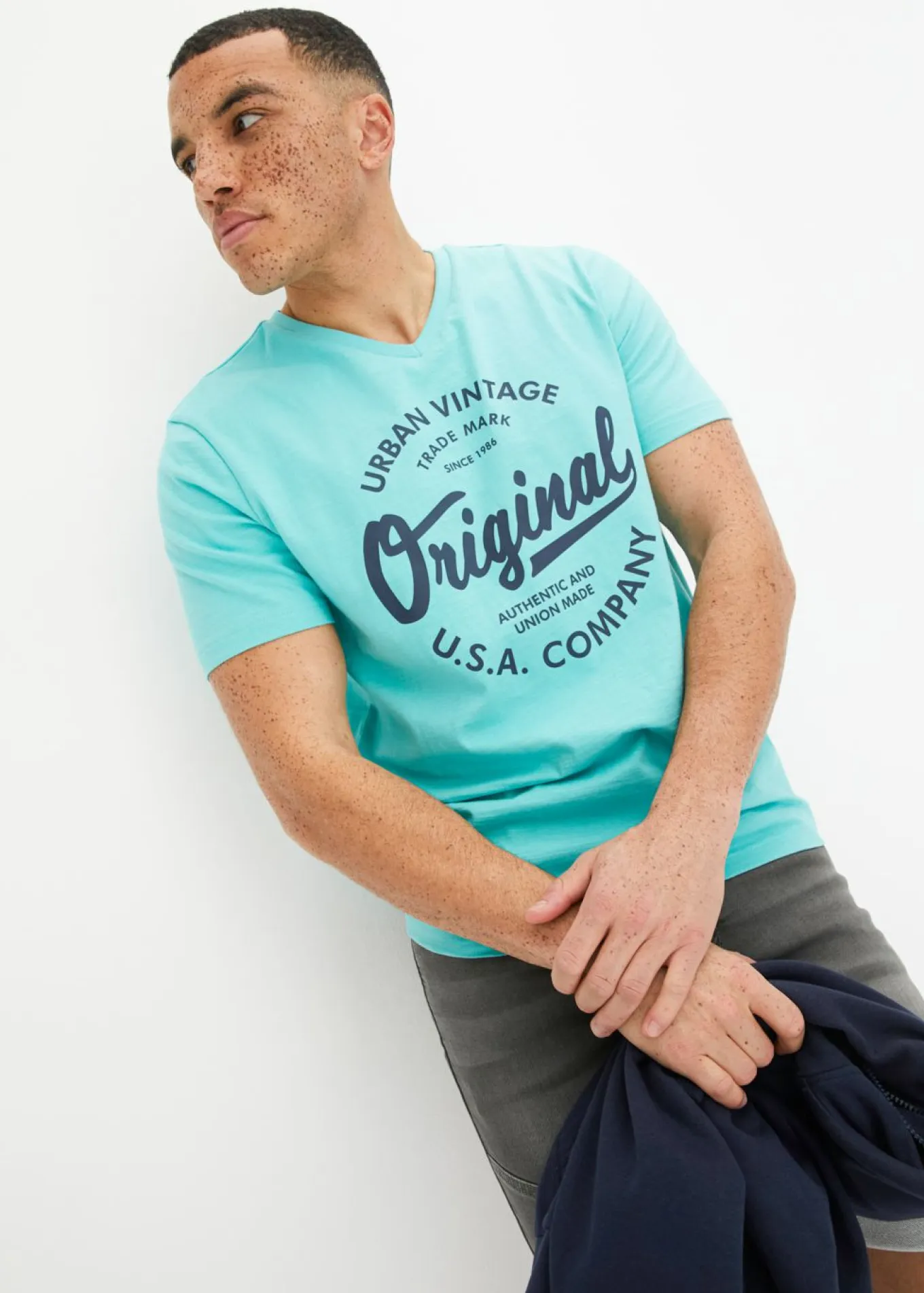 Camiseta con cuello en V de algodón puro