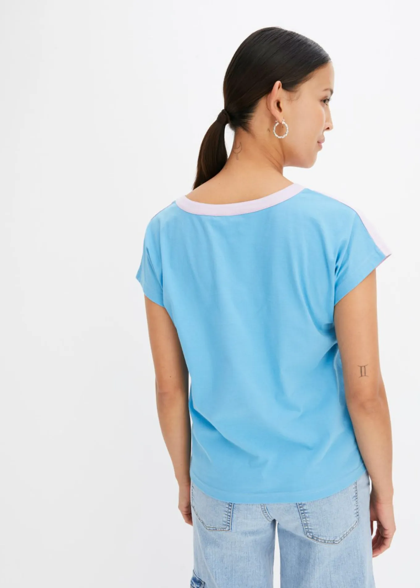 Camiseta con cuello henley y efecto ombré