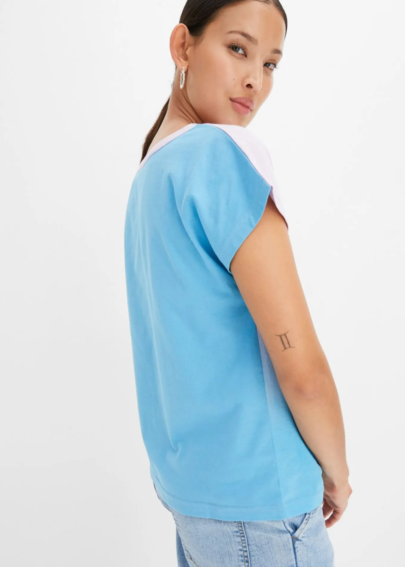 Camiseta con cuello henley y efecto ombré