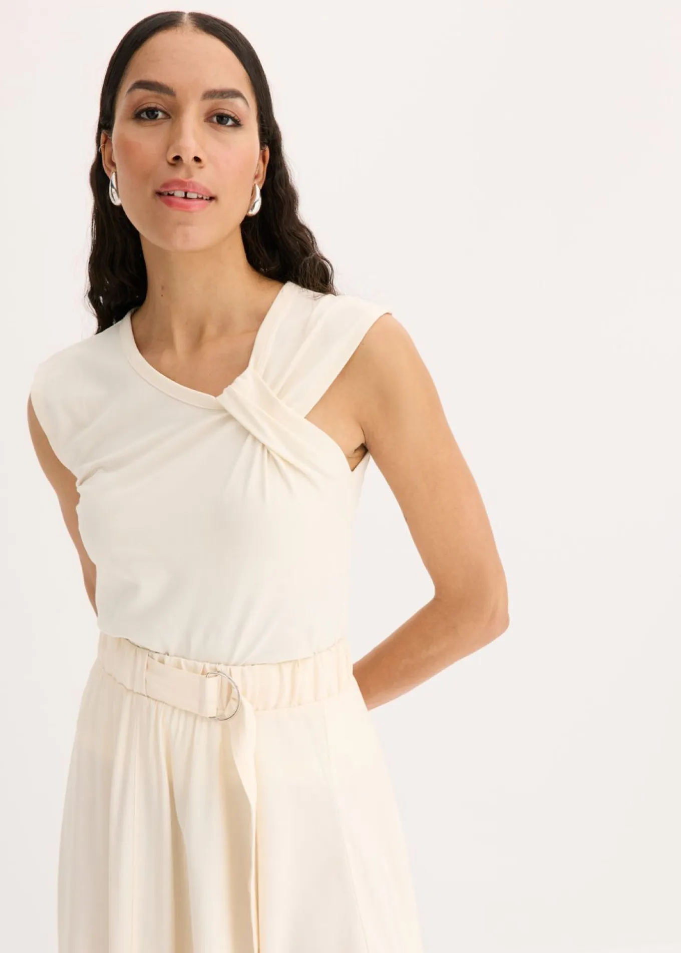 Camiseta con detalle de nudo