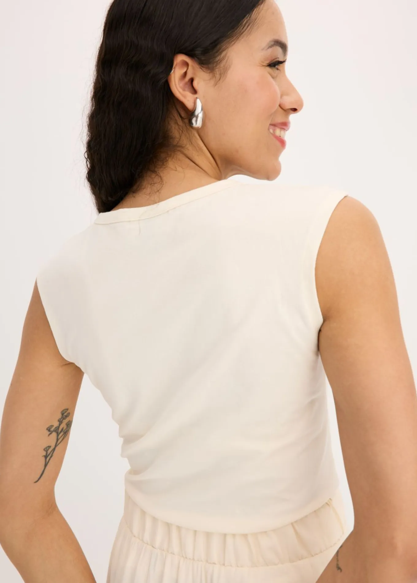 Camiseta con detalle de nudo