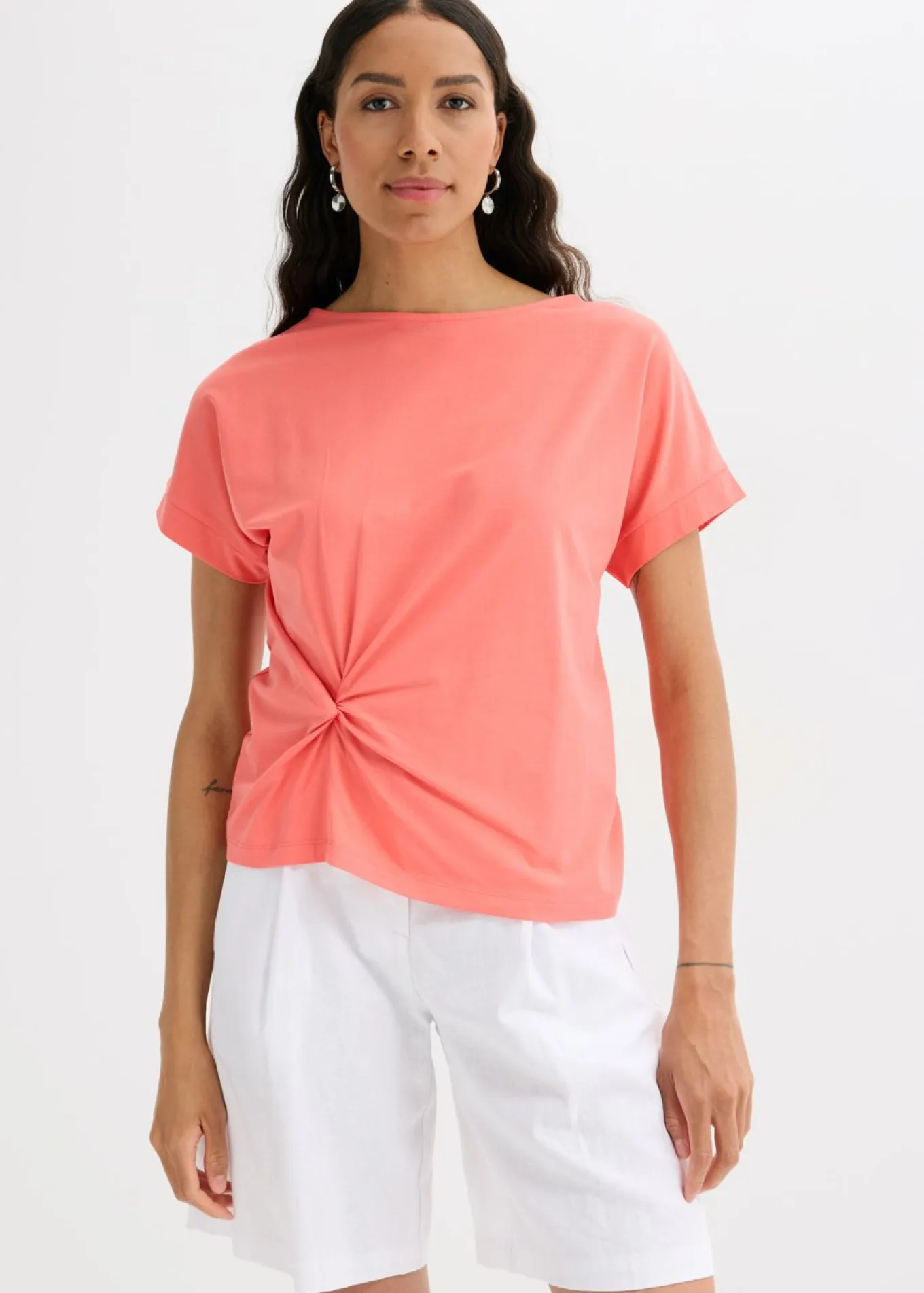 Camiseta con detalle de nudo