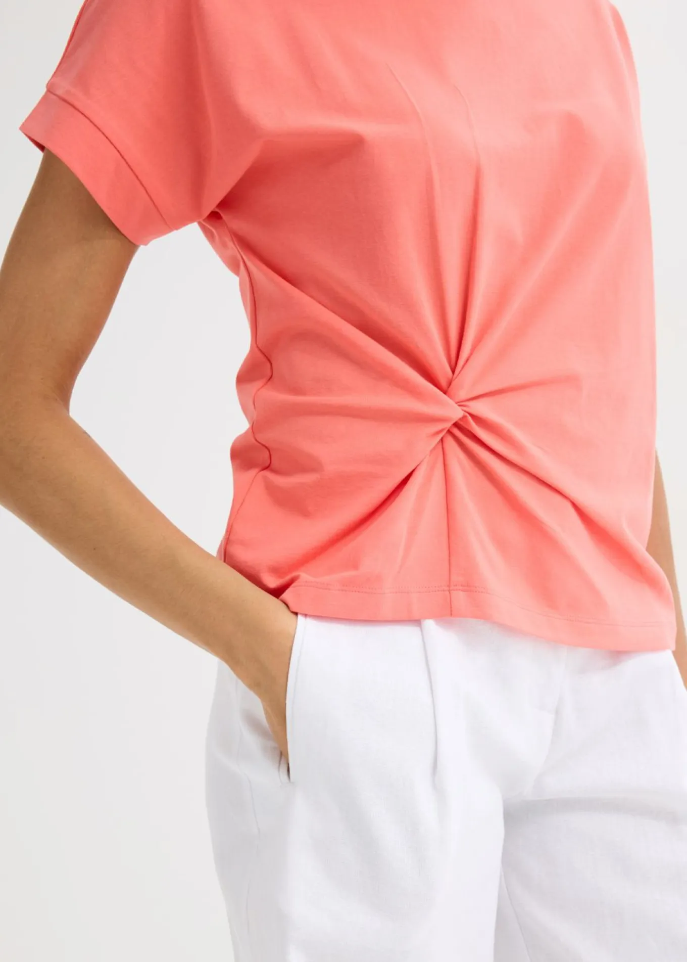 Camiseta con detalle de nudo