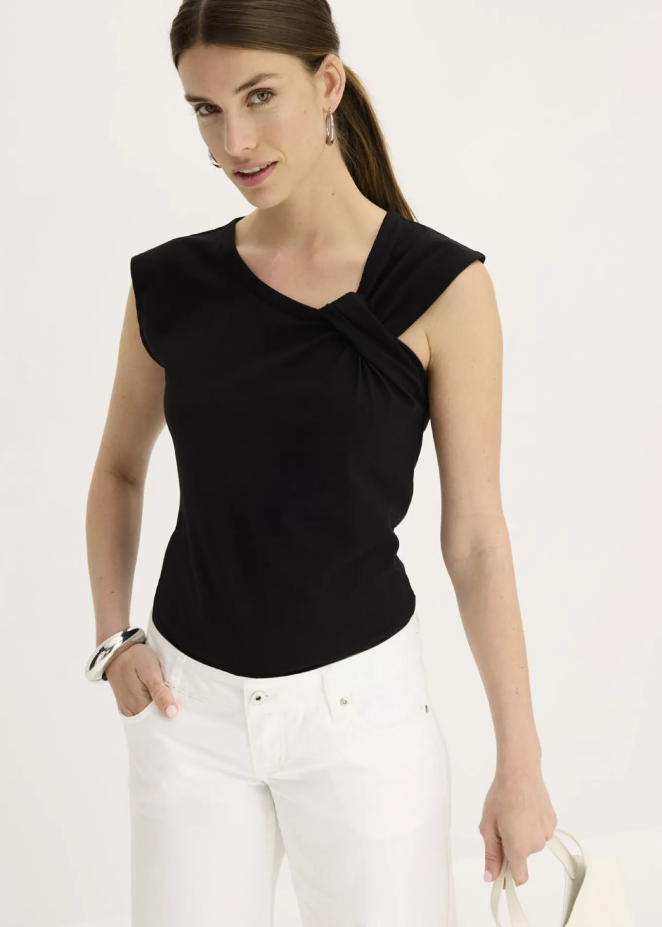 Camiseta con detalle de nudo