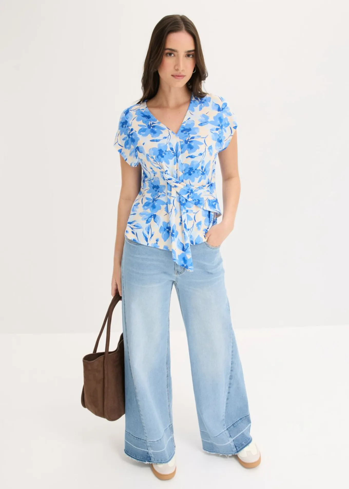 Camiseta con detalle de nudo