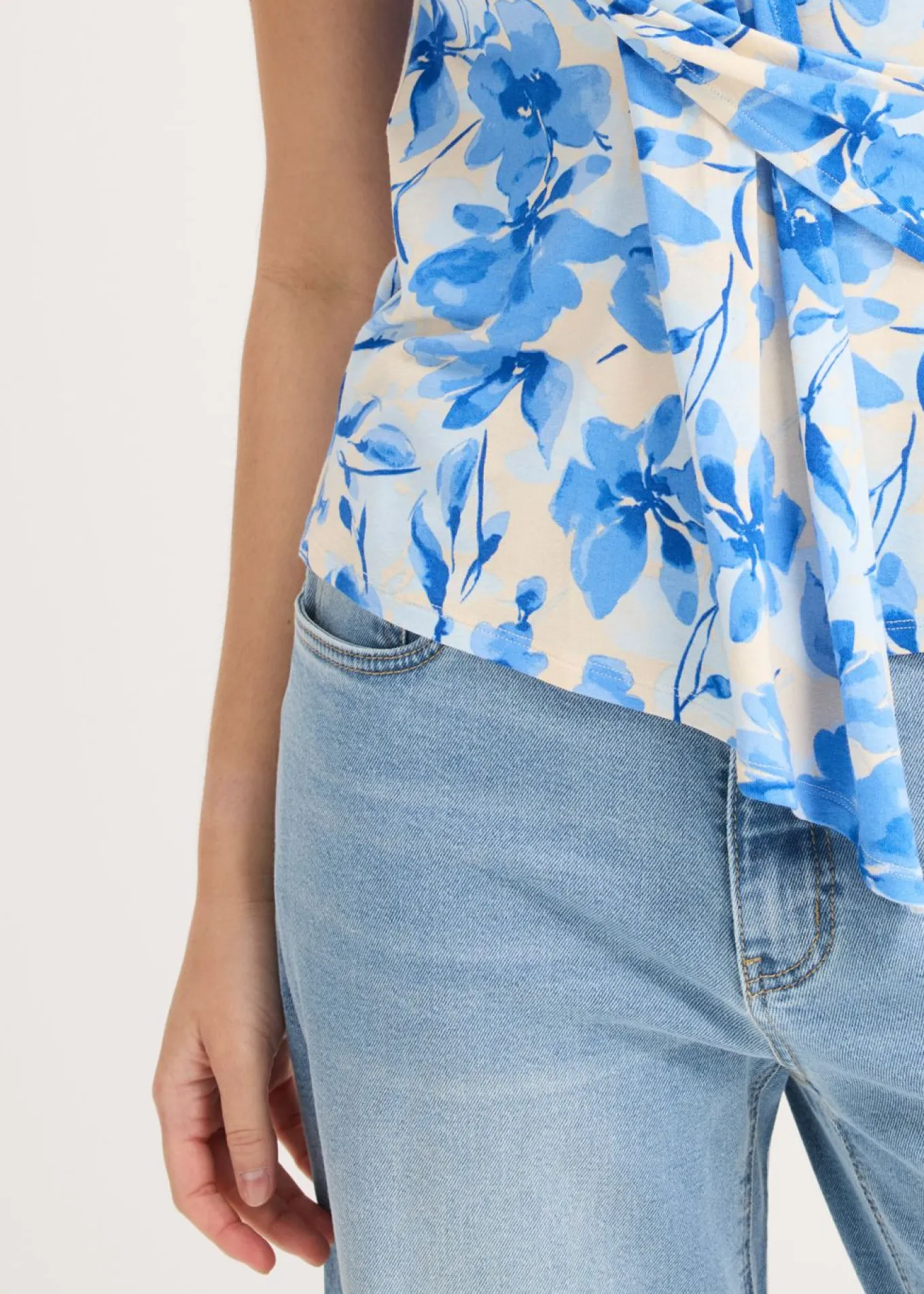 Camiseta con detalle de nudo