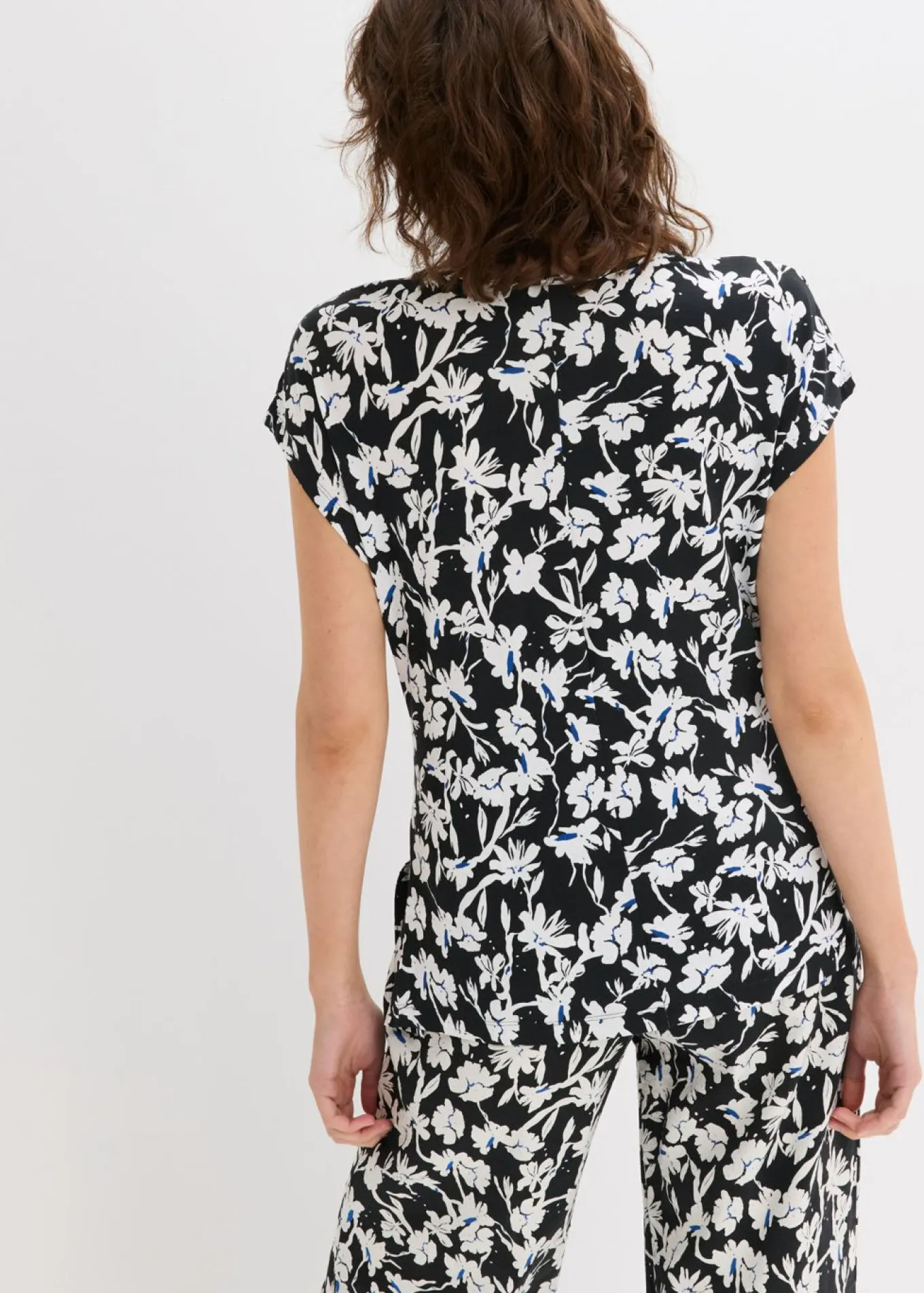 Camiseta con detalle de nudo