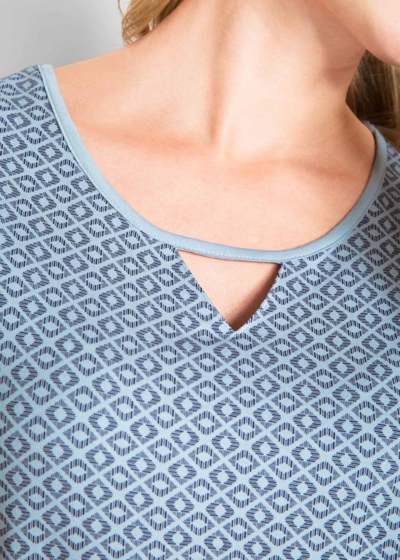 Camiseta con elástico y manga corta