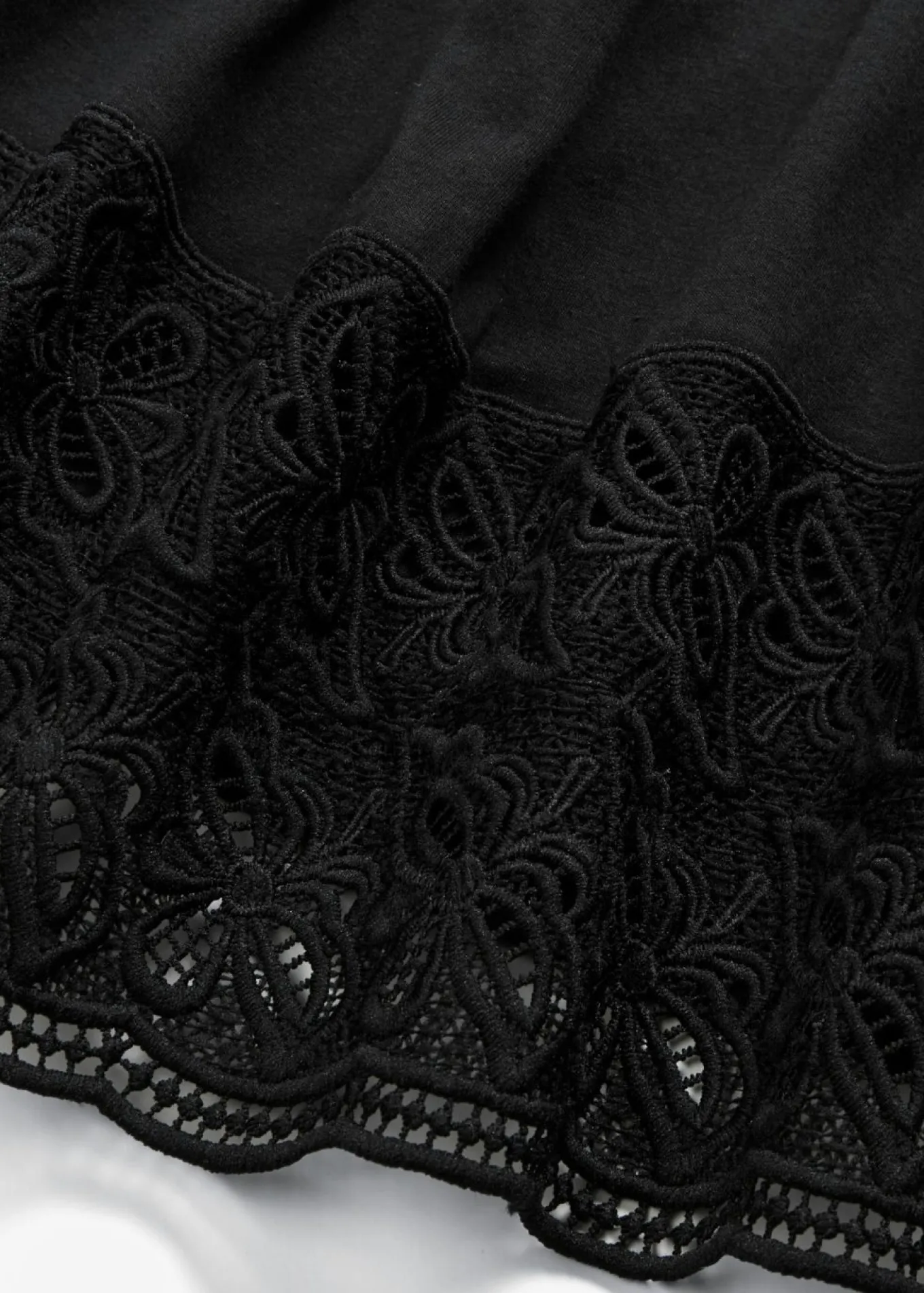 Camiseta con encaje en el escote
