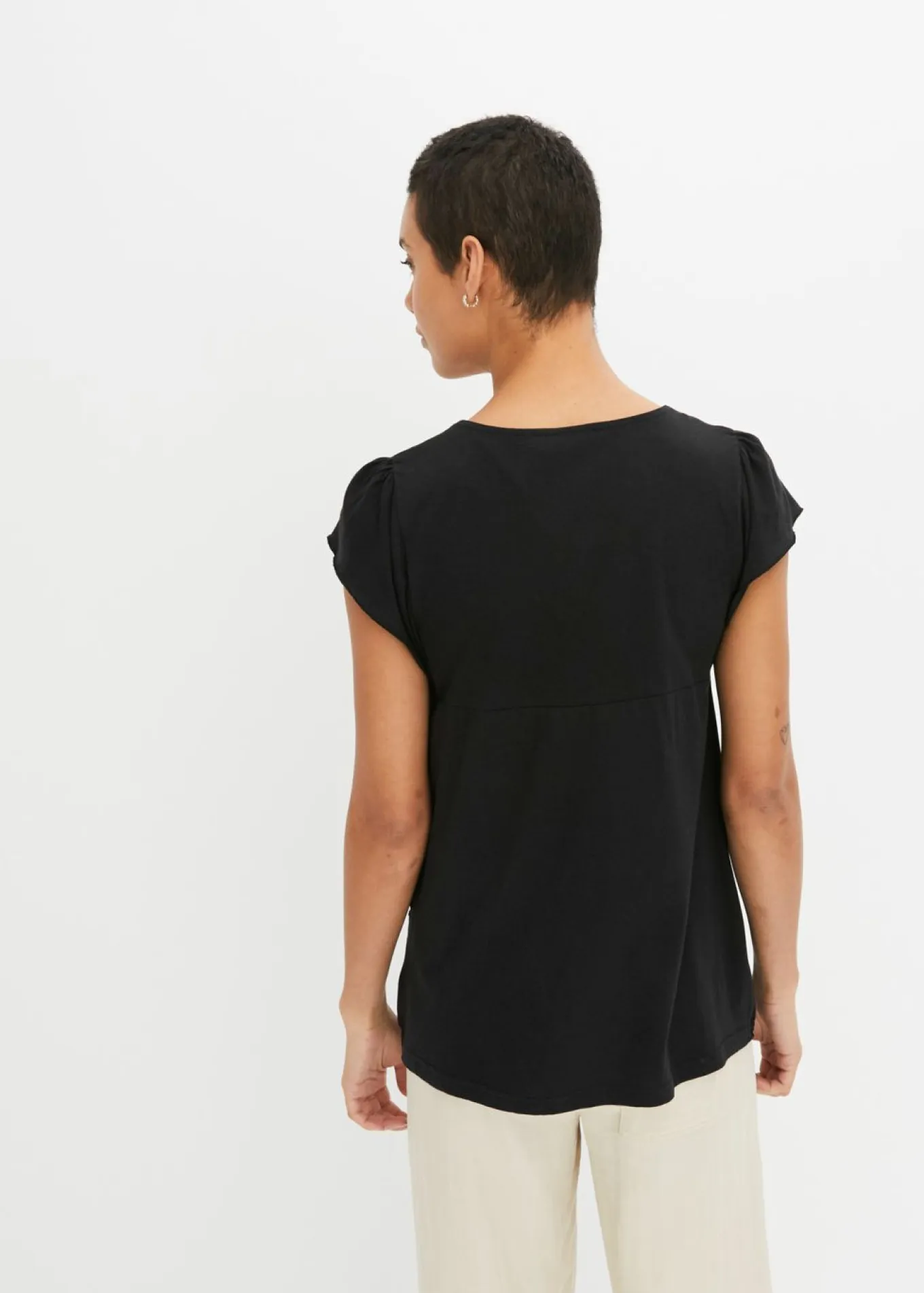 Camiseta con encaje en el escote