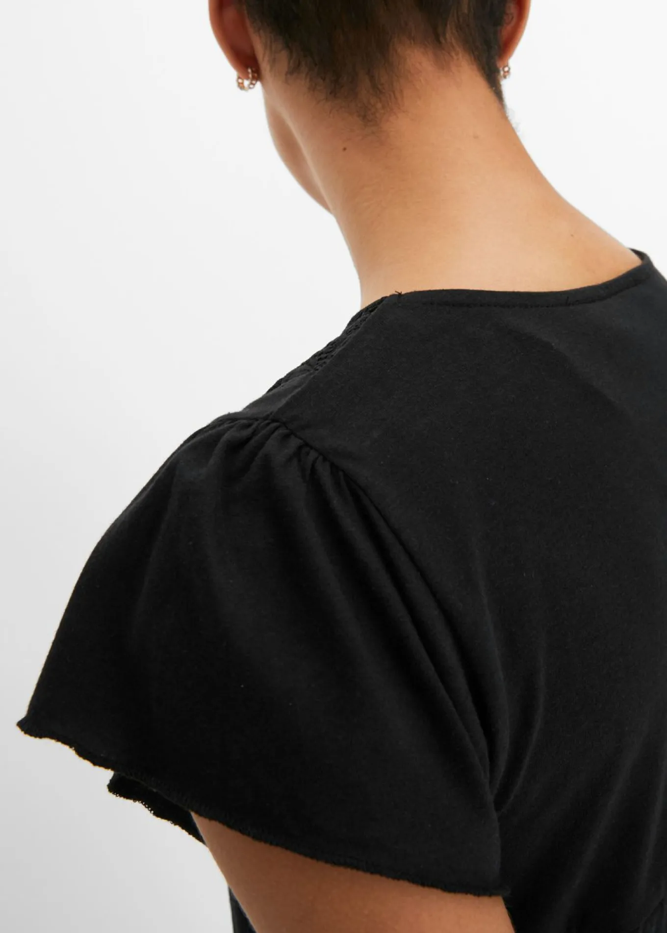 Camiseta con encaje en el escote