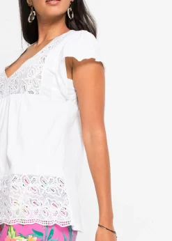 Camiseta con encaje en el escote
