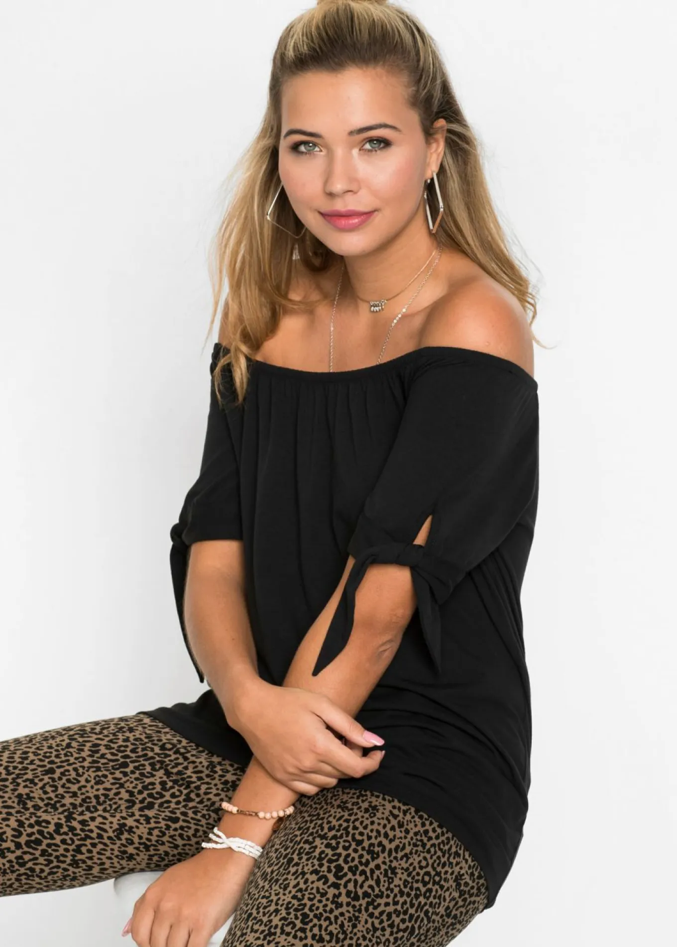 Camiseta con escote bañera y detalle de lazo