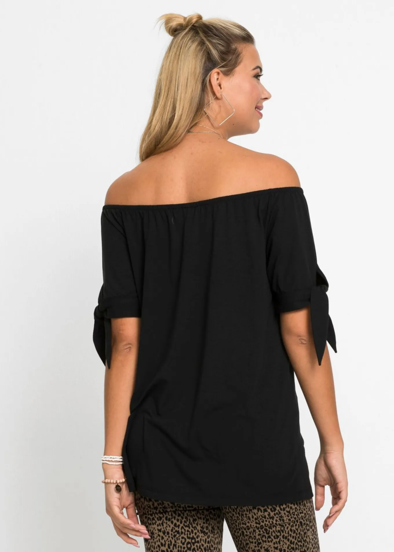 Camiseta con escote bañera y detalle de lazo