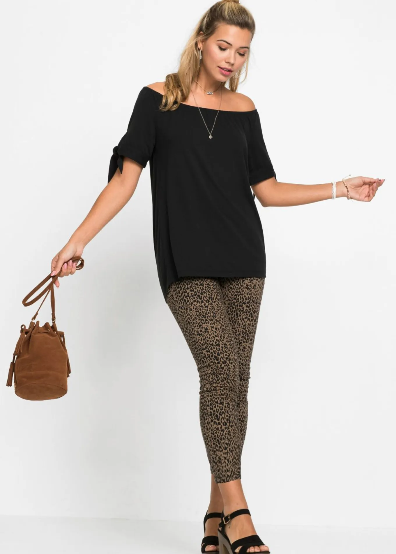 Camiseta con escote bañera y detalle de lazo