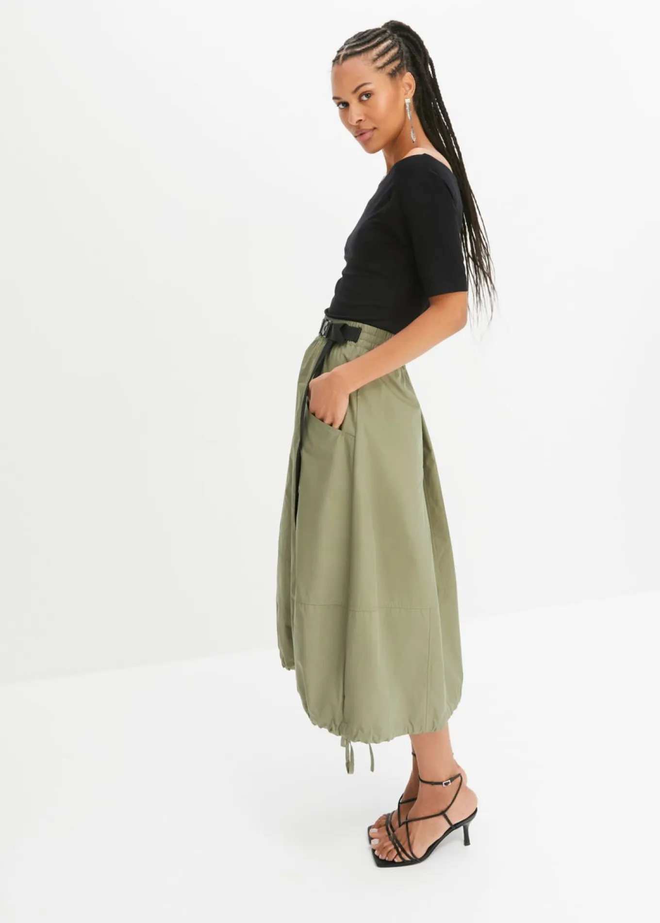 Camiseta con escote bañera en mezcla de viscosa