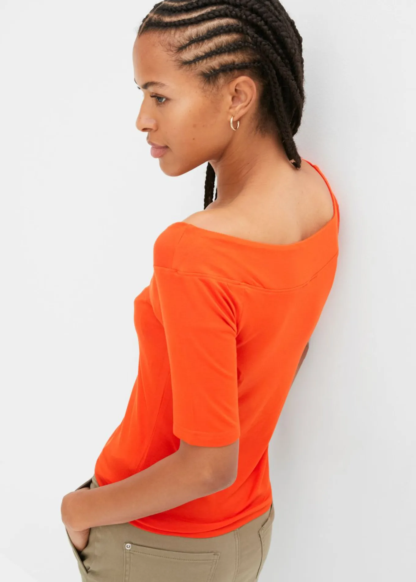 Camiseta con escote bañera en mezcla de viscosa