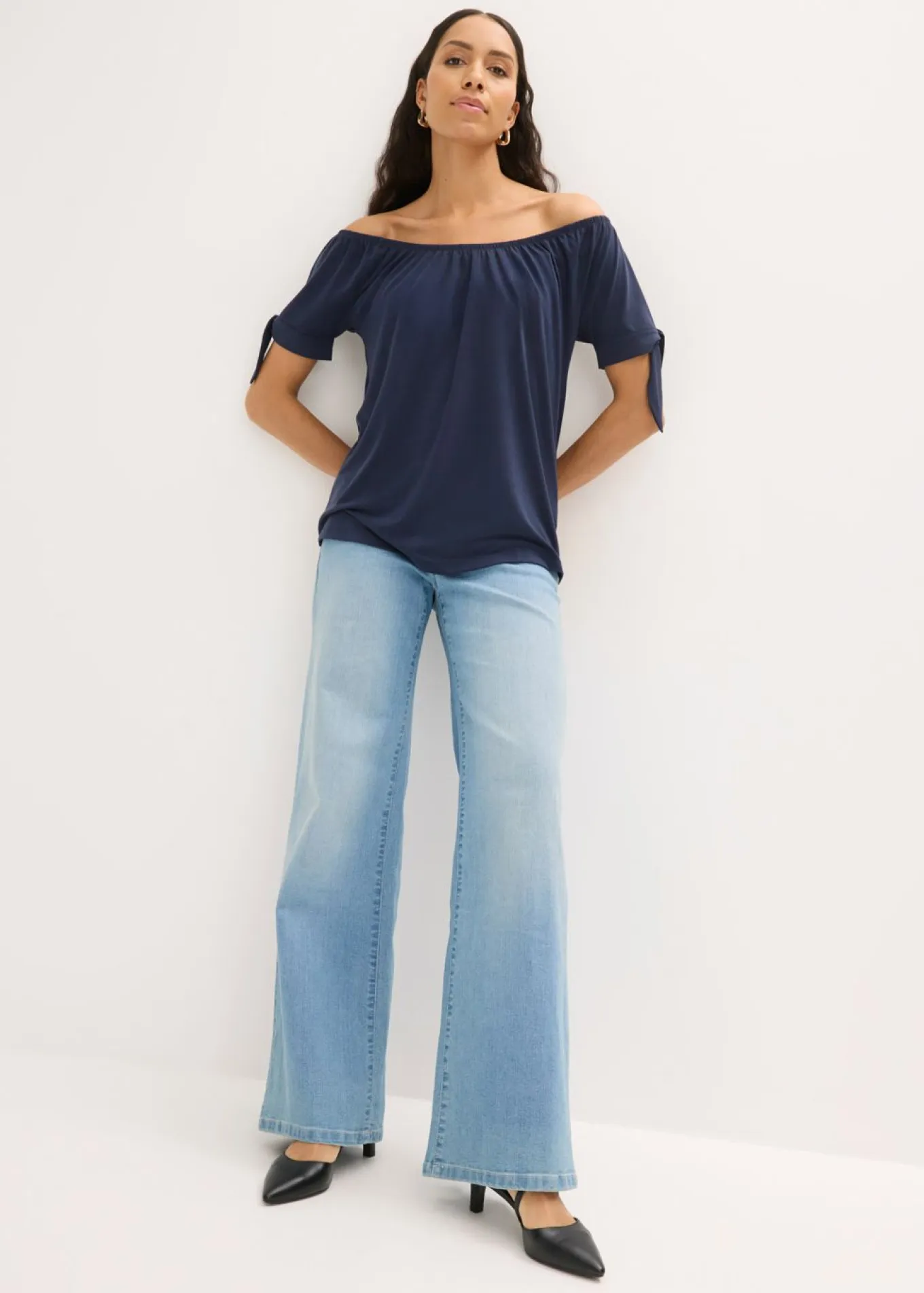 Camiseta con escote bañera y detalle de lazo