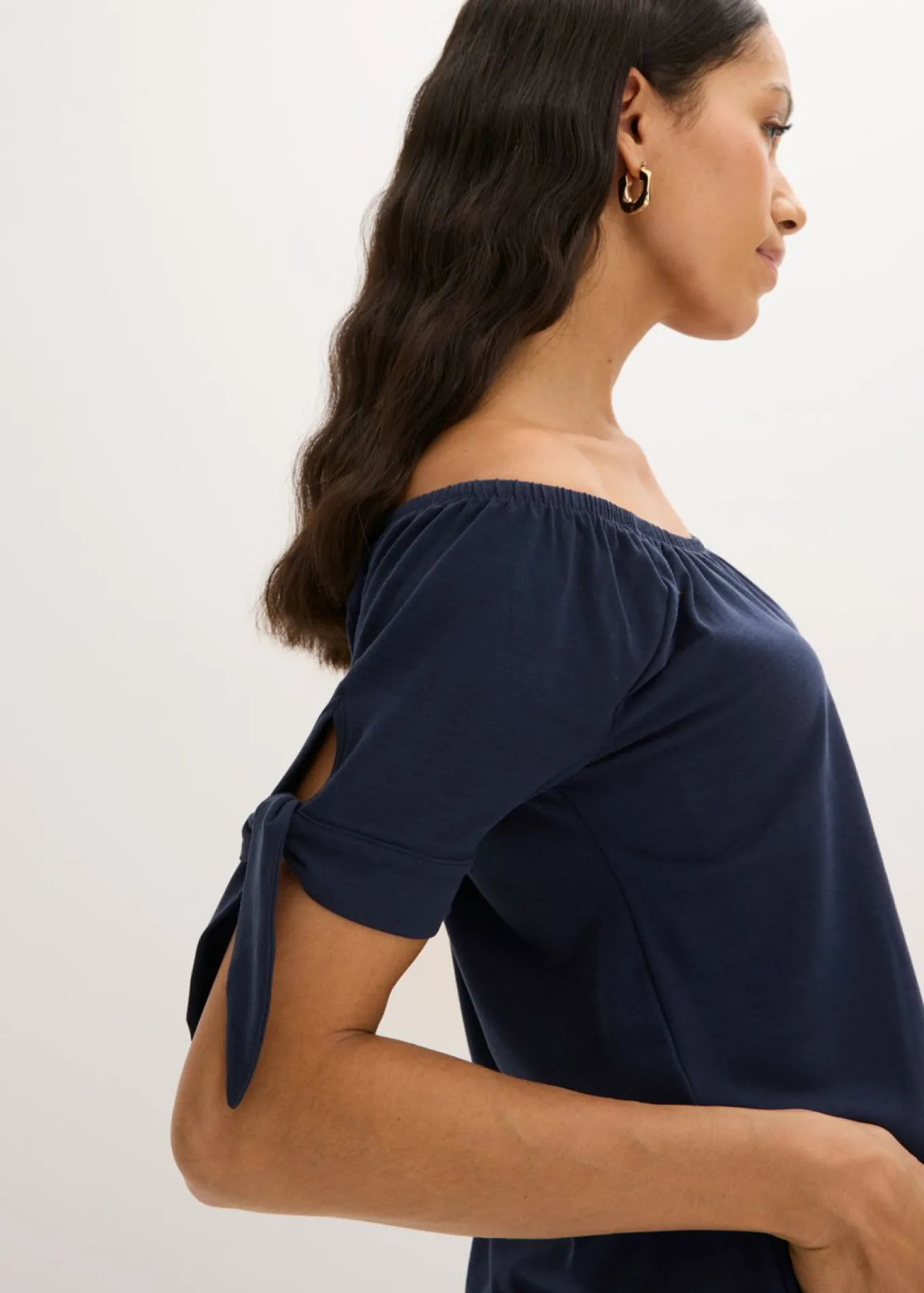 Camiseta con escote bañera y detalle de lazo