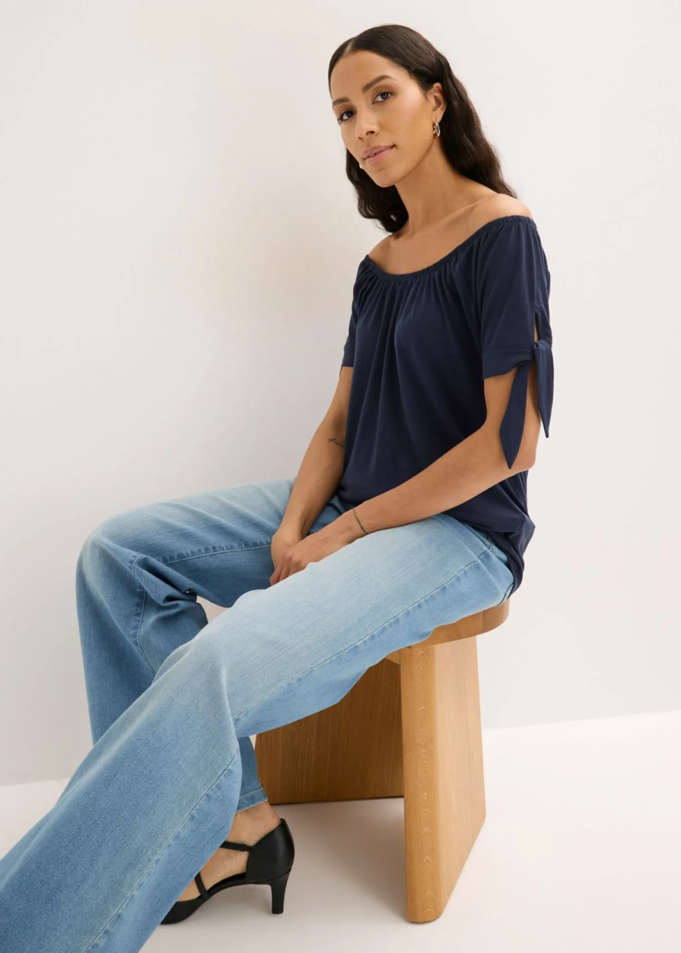 Camiseta con escote bañera y detalle de lazo