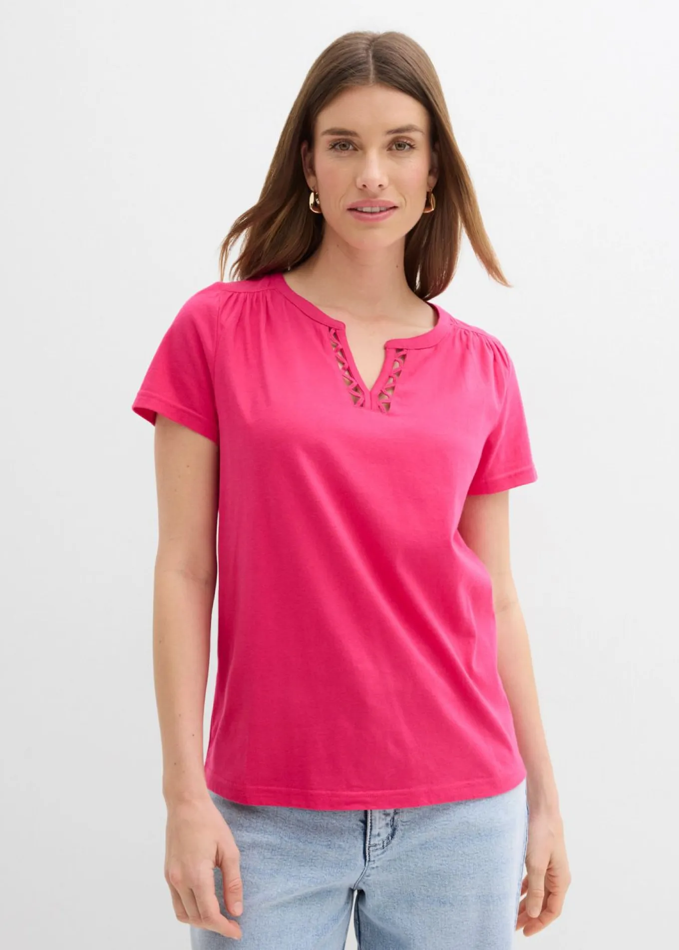 Camiseta con escote decorativo