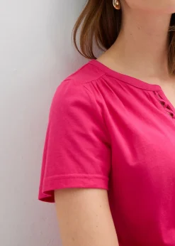 Camiseta con escote decorativo