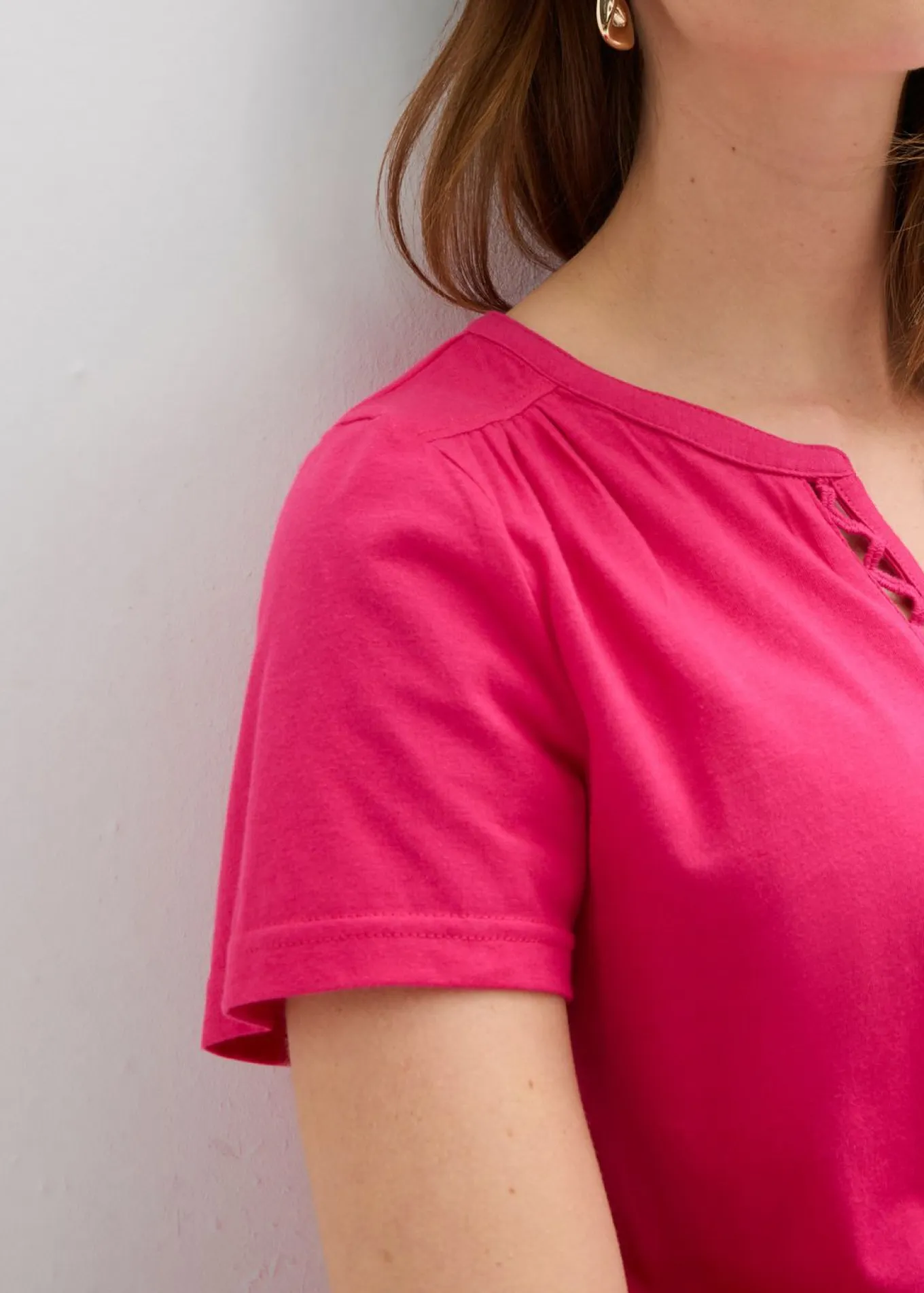 Camiseta con escote decorativo