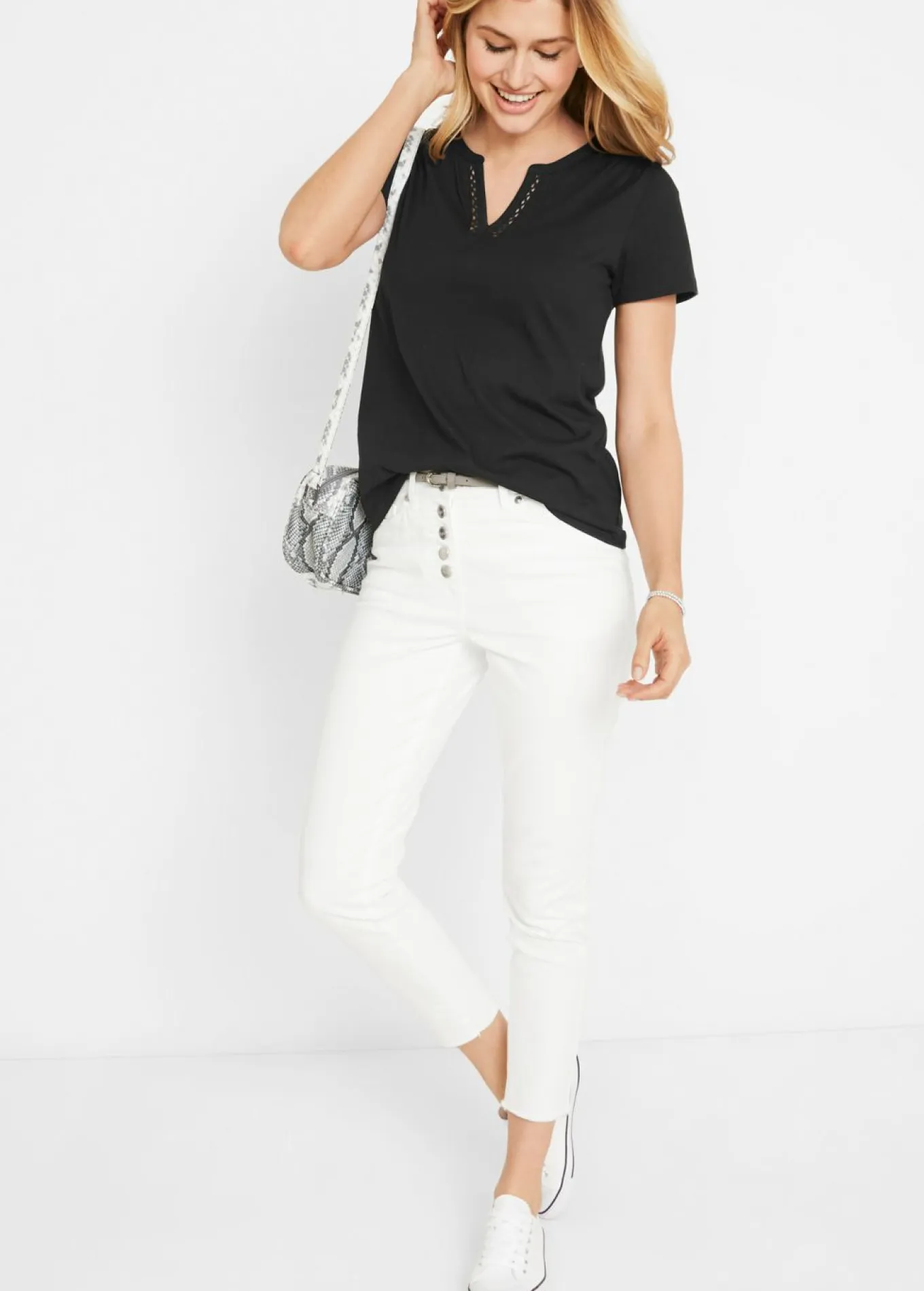 Camiseta con escote decorativo