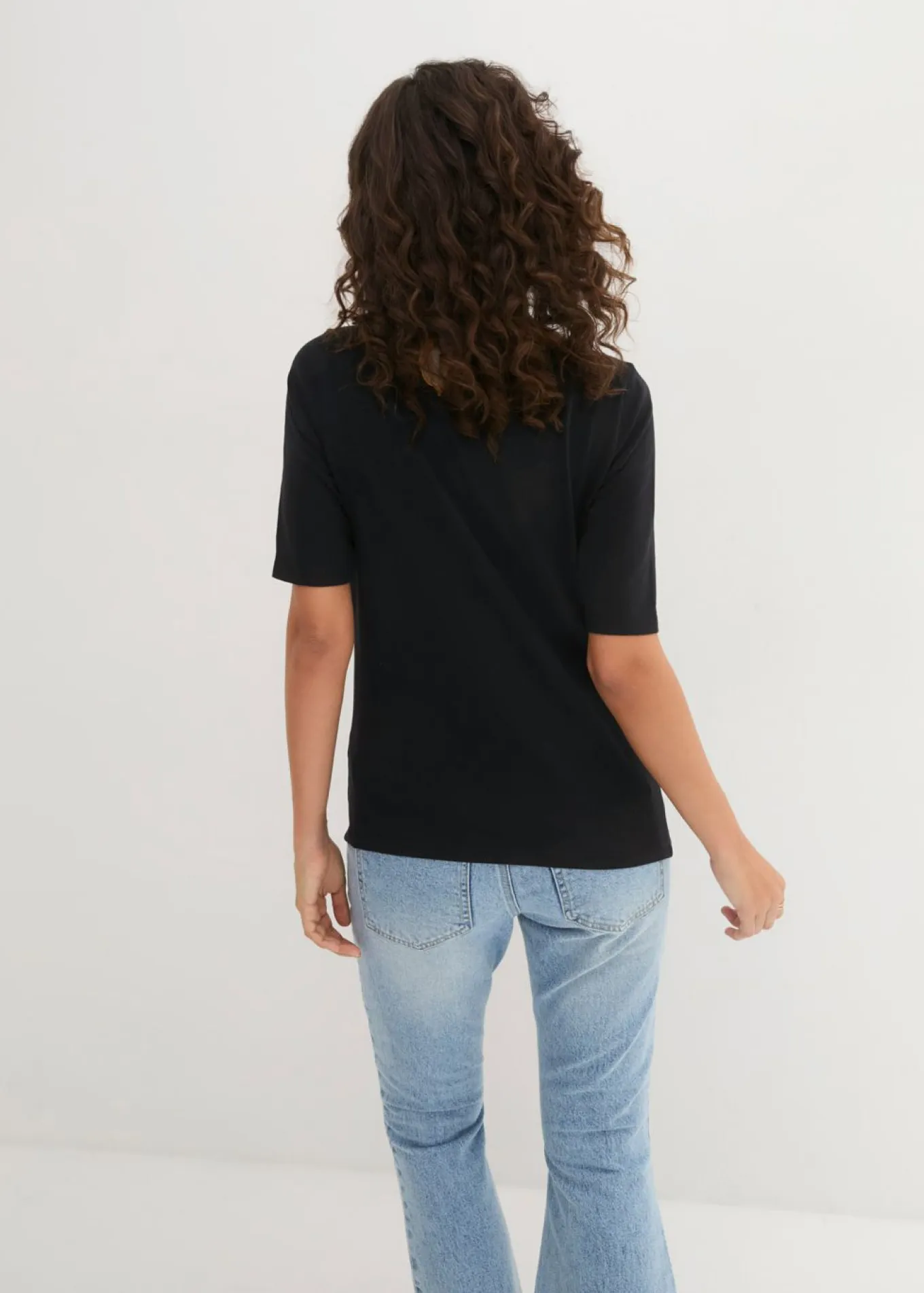 Camiseta con escote en U y media manga