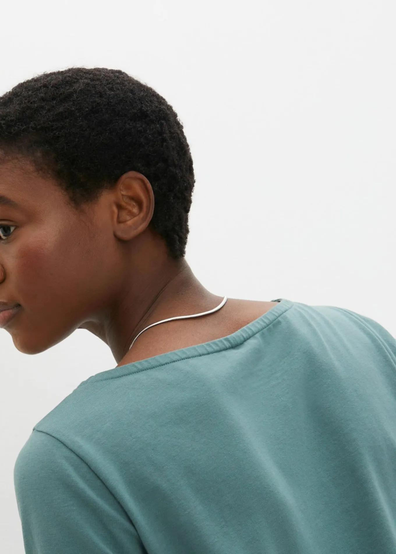 Camiseta con escote en U y media manga