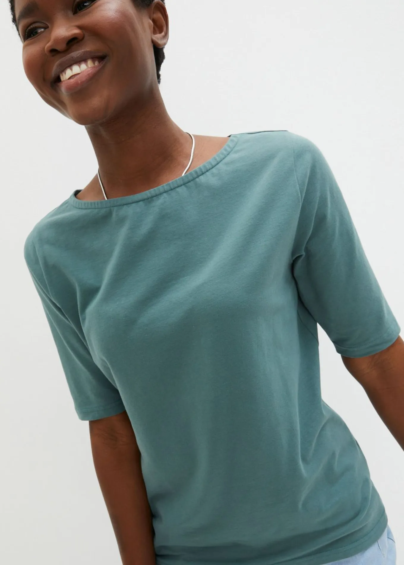 Camiseta con escote en U y media manga