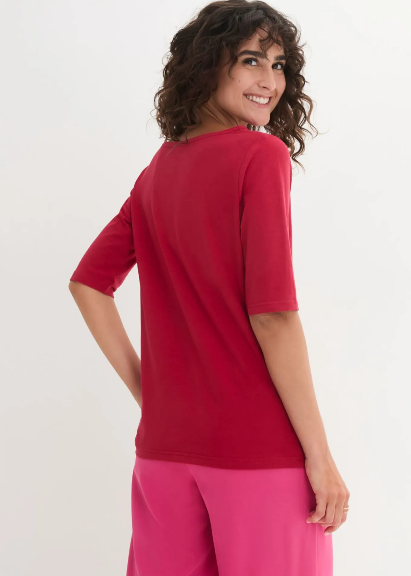 Camiseta con escote en U y media manga