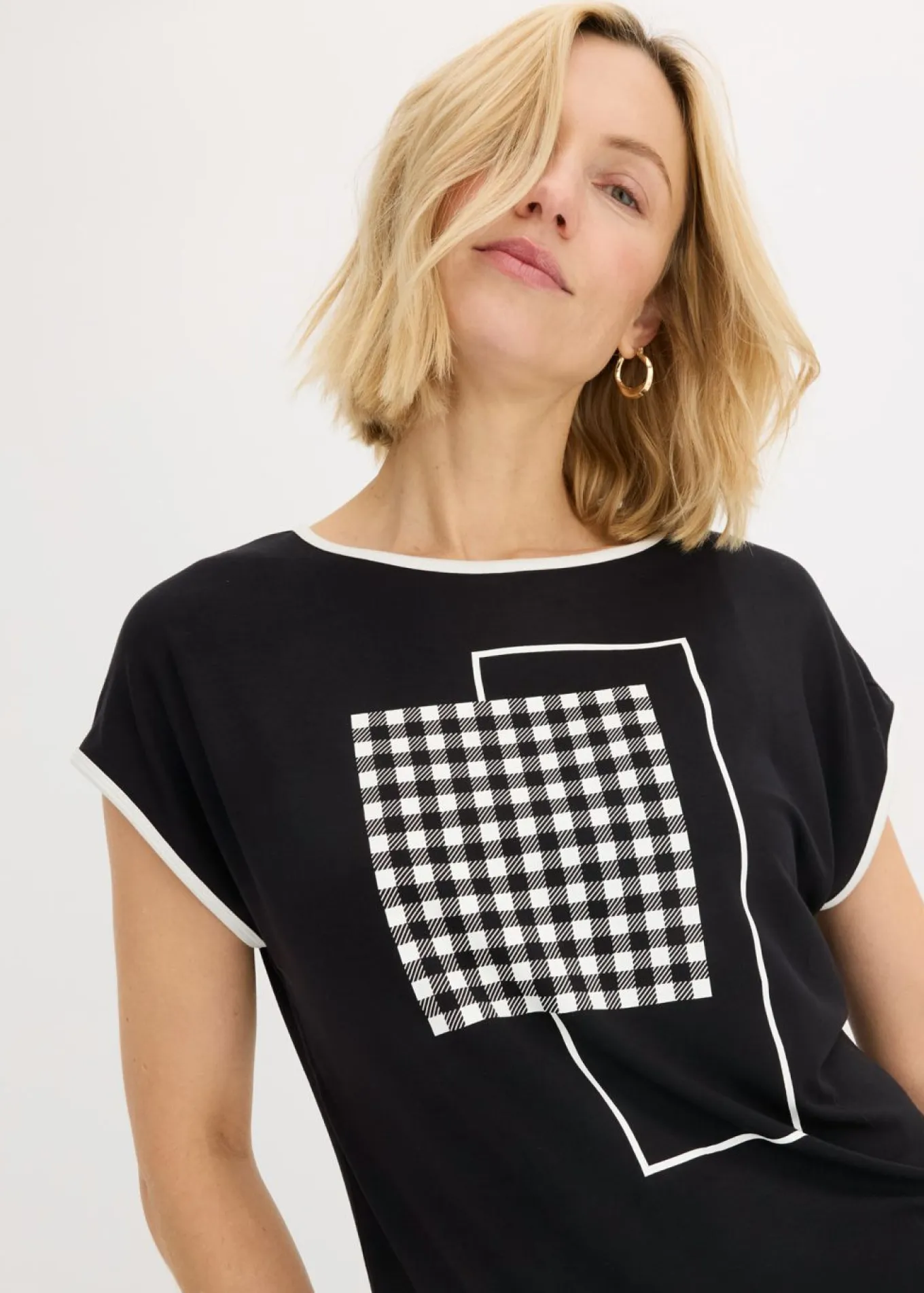 Camiseta con estampado colocado y ribete en contraste
