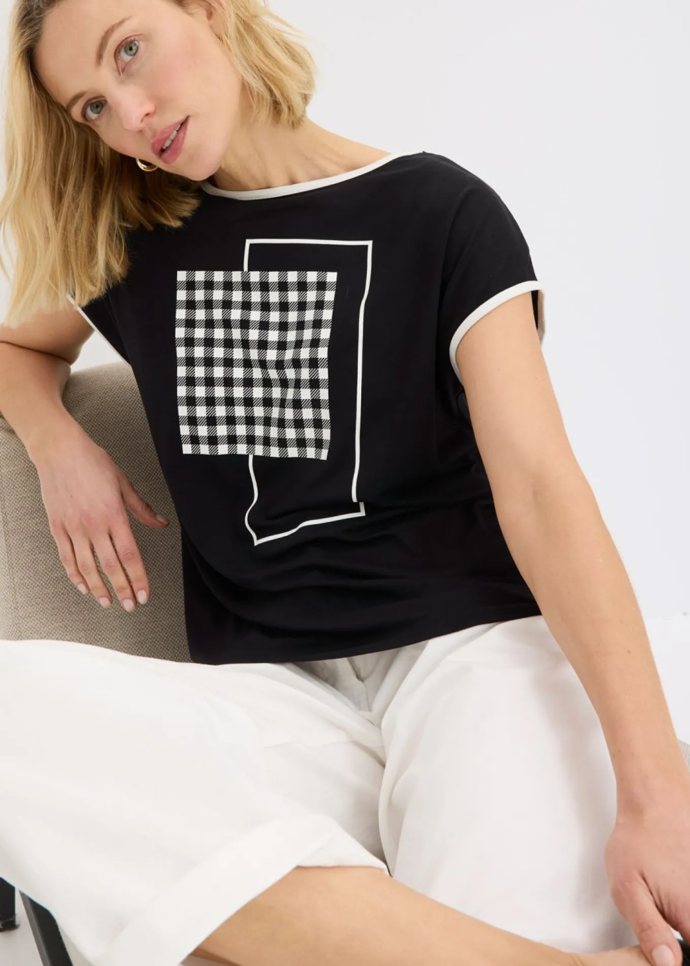 Camiseta con estampado colocado y ribete en contraste