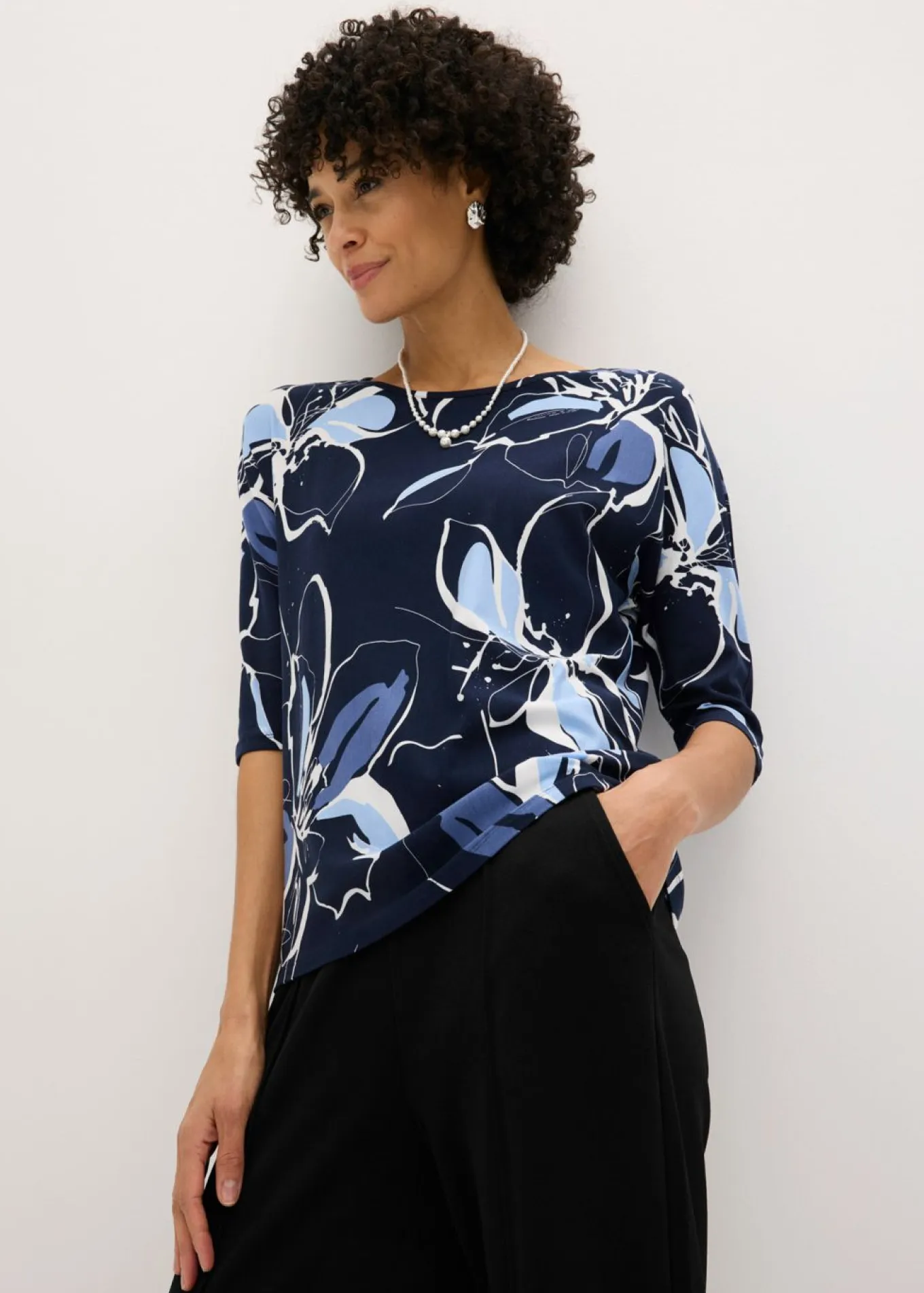 Camiseta con estampado de flores