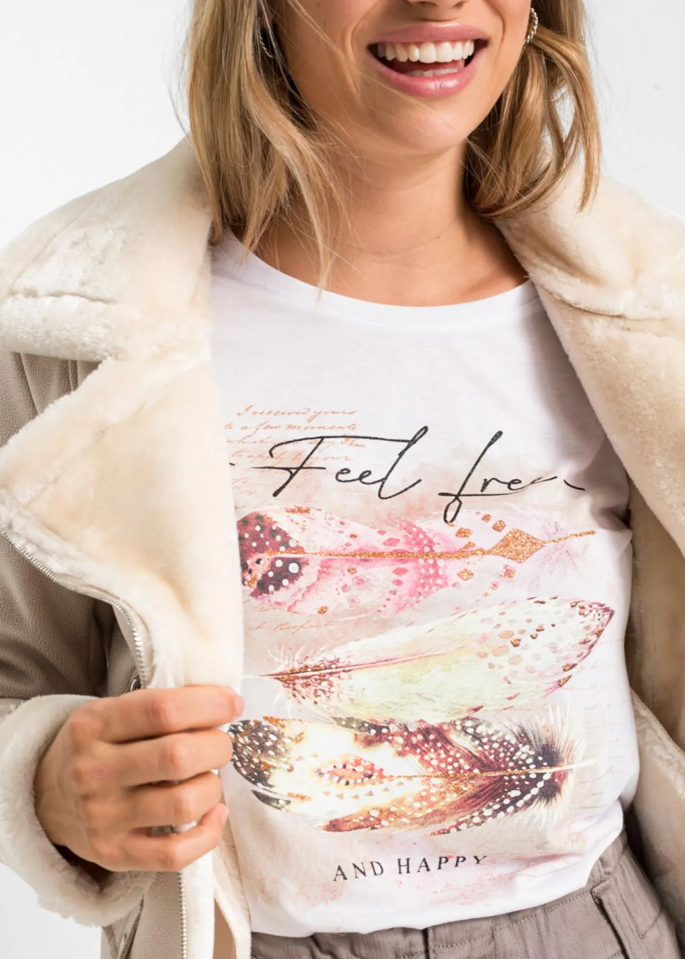 Camiseta con estampado de plumas