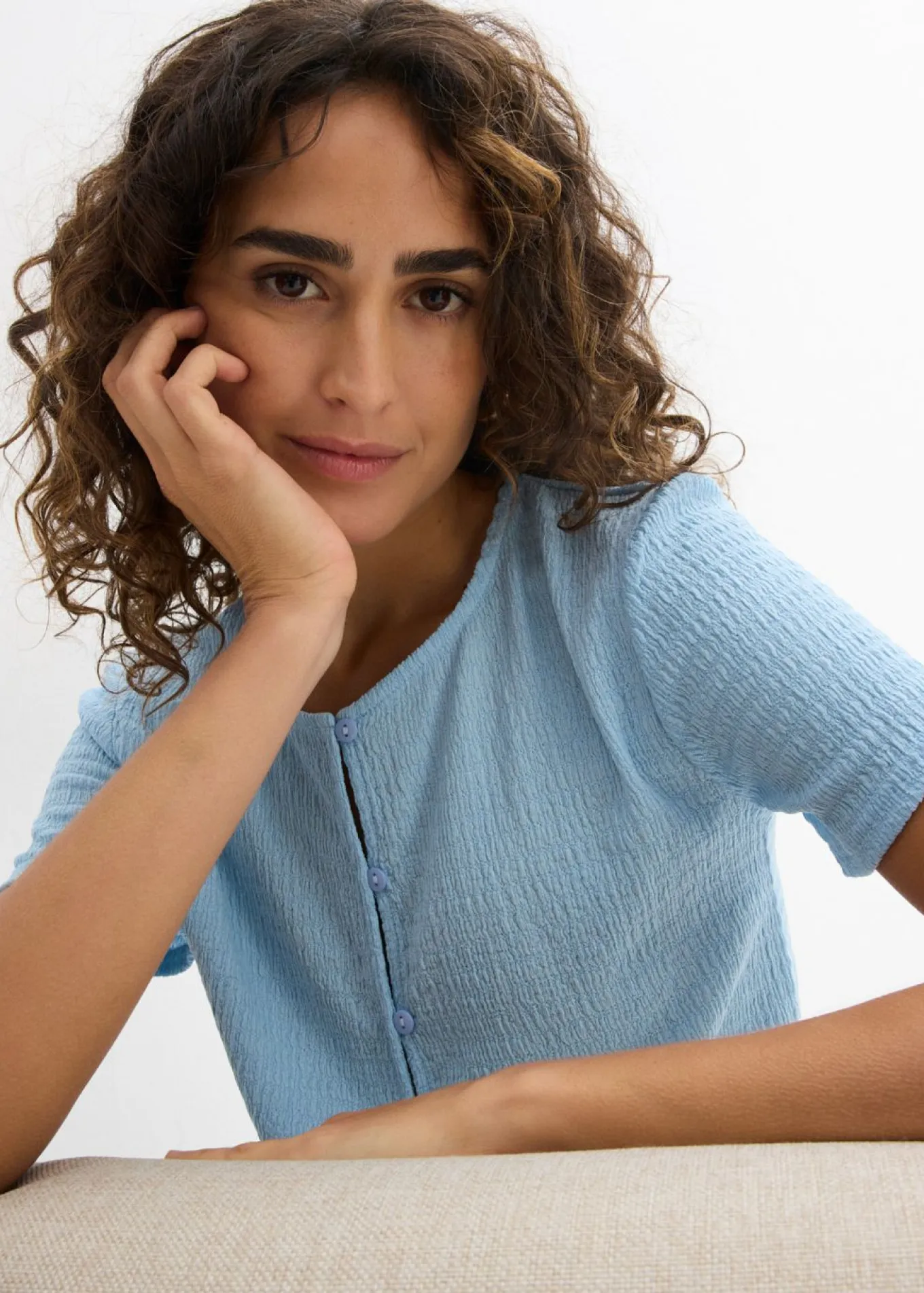 Camiseta con estructura y botones