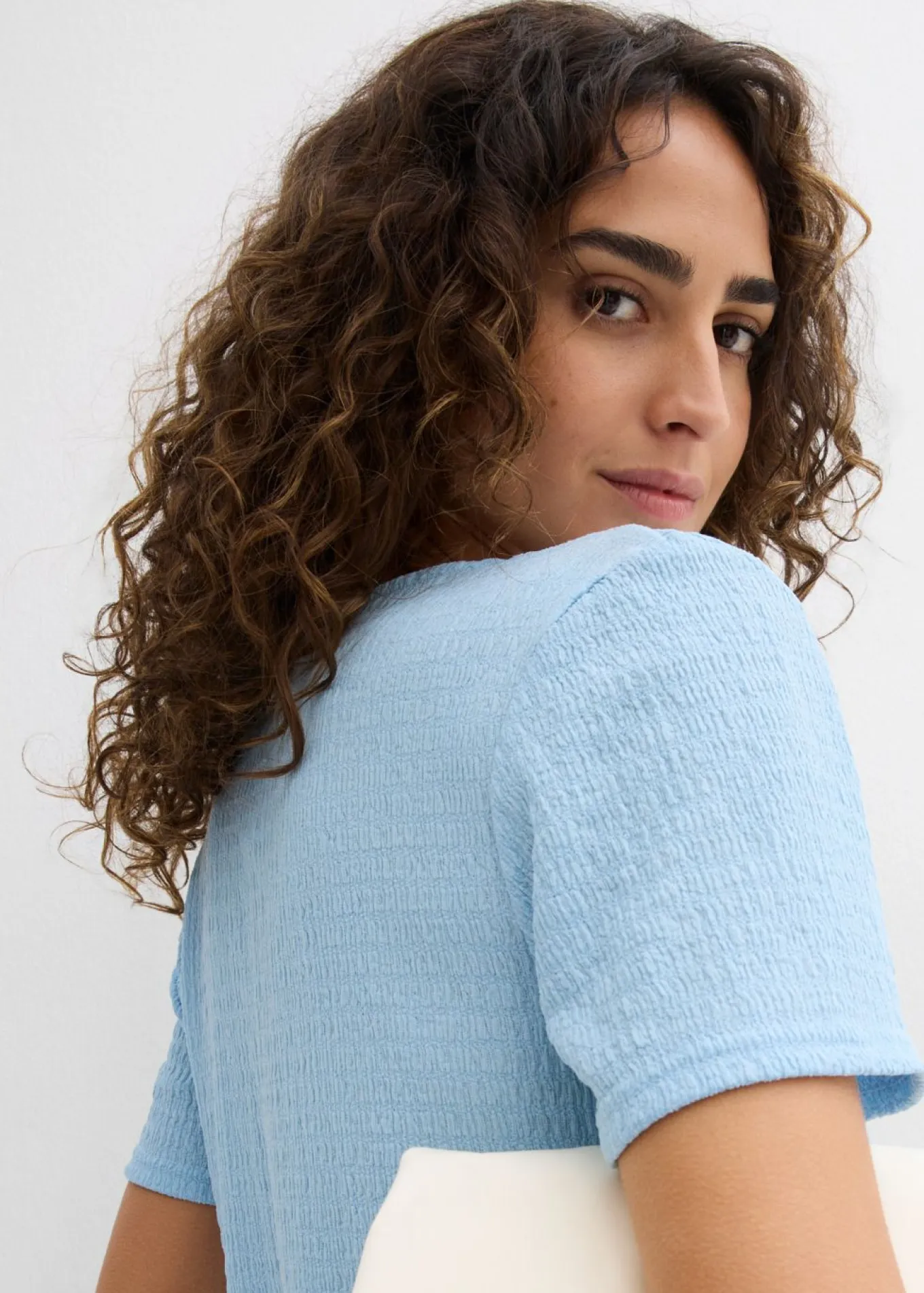 Camiseta con estructura y botones