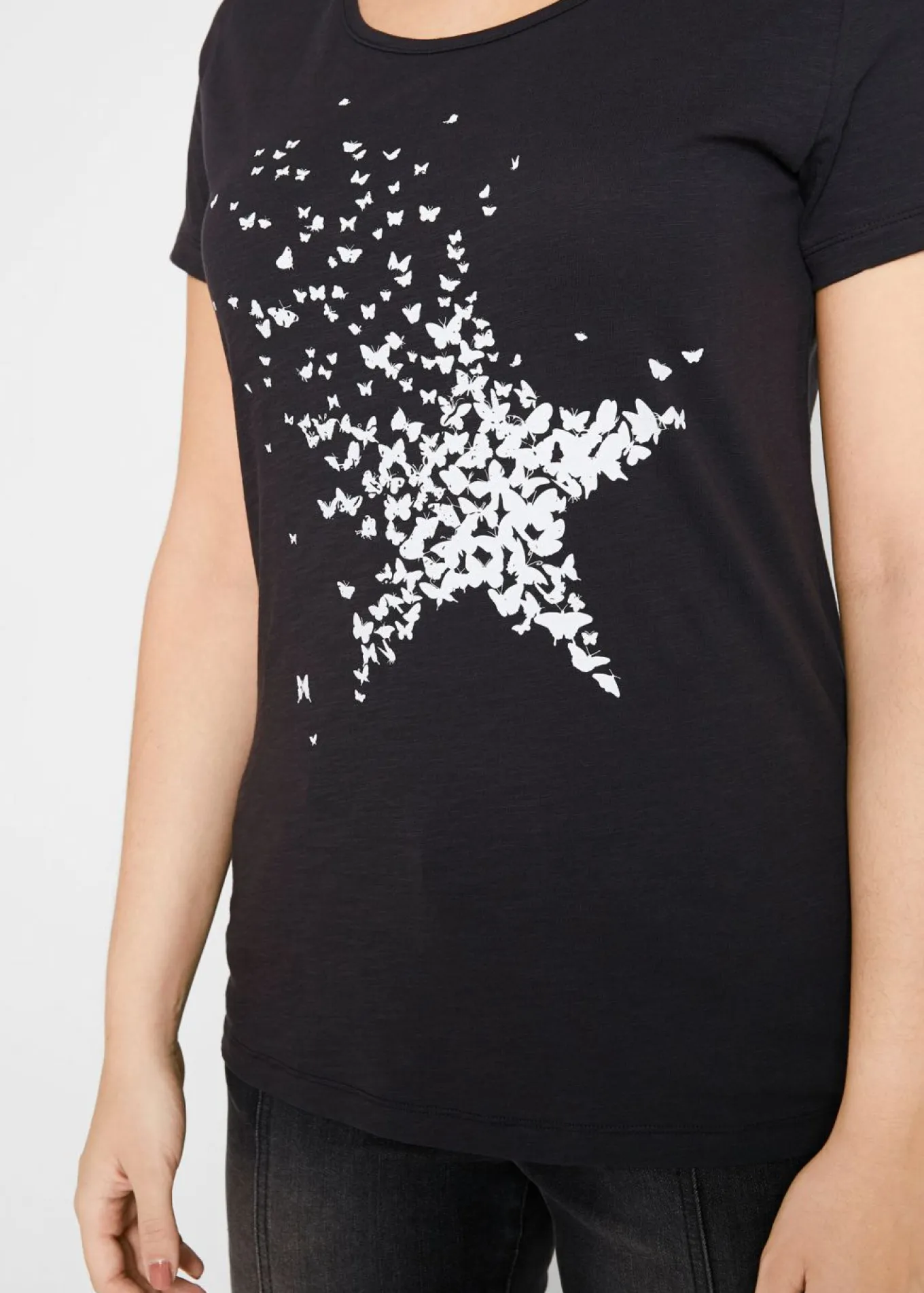 Camiseta con hilo flameado y manga corta